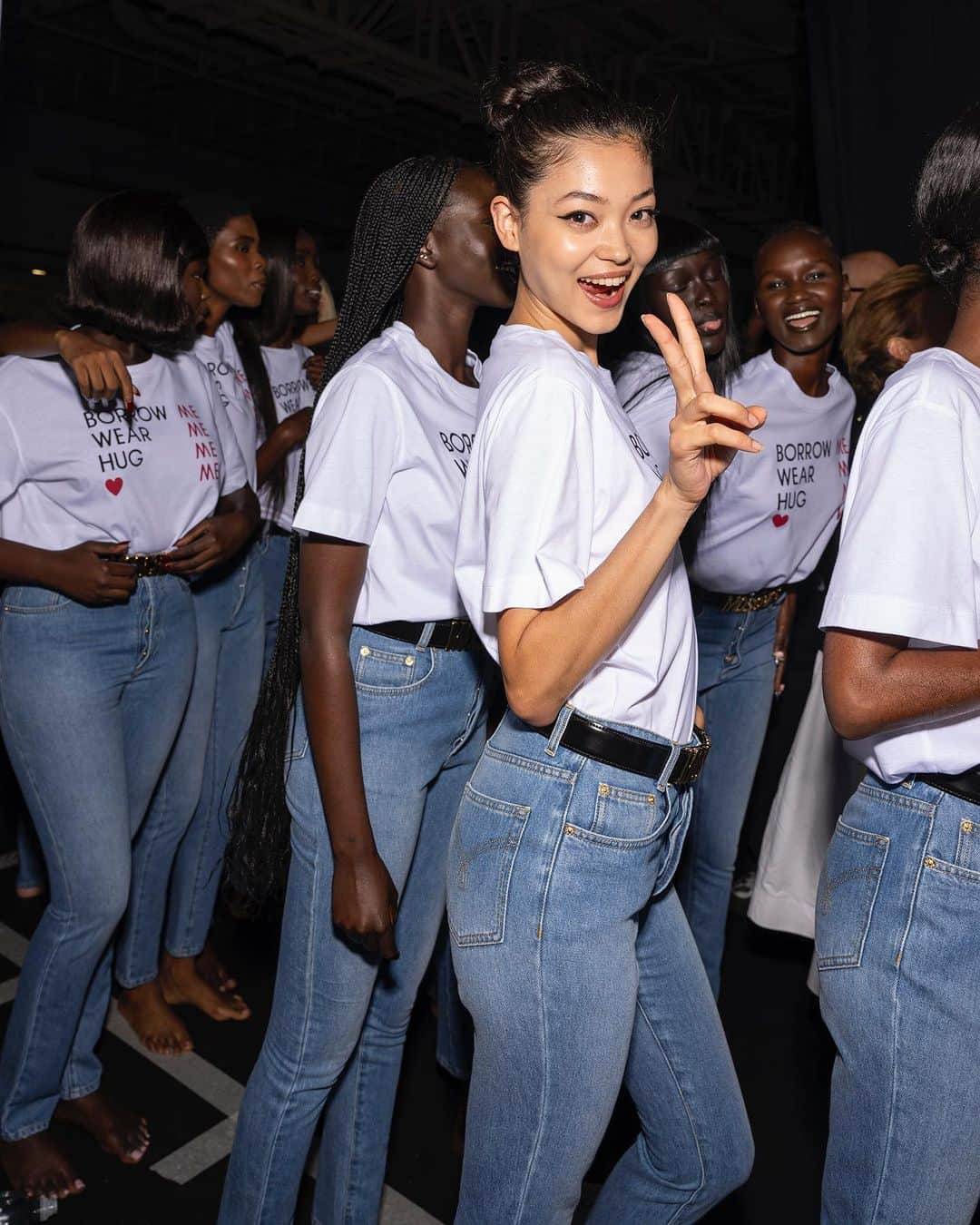 Moschinoさんのインスタグラム写真 - (MoschinoInstagram)「Showtime at #MFW. The goings-on backstage at #MoschinoSS24 – see the collection up close and last-minute moments before the curtain came up.   See more looks at the link in our bio.   Credit: dancers from Company Wayne McGregor @studiowaynemcgregor   Photos by @jasonlloydevans  #Moschino40Years #Moschino」9月25日 22時26分 - moschino