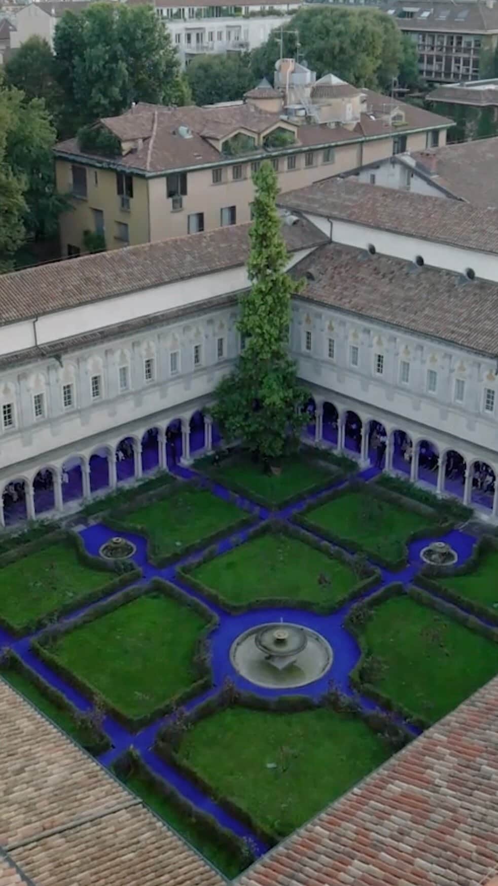 バリーのインスタグラム：「SPRING/SUMMER 2024 FASHION SHOW Milan, Italy.   Paraded through the gardens of the Chiostro di San Simpliciano, the Spring/Summer 2024 collection is a synthesis of the contrasts inherent to Bally – a bastion of craftsmanship infused with pragmatic luxury since 1851. It is a reflection on the precise and the organic, on strictness and softness. From the streets of Zurich to its alpine landscapes, the Swiss identity is manifold. There lies a purity within, and a playfulness that leans subversive, scholastic, essential.    Placing classical design principles in new contexts for contemporary living, the collection departs from a place of sober elegance towards the spirit of the alternative Swiss community of Monte Verità. Their libertarian approach – rejecting the weight of an urban existence for a holistic communion with the environment – was a cultural revolution of literature, dance, painting and performance. Today, Bellotti evokes this bohemian élan through the bespoke sounds of DJ Leo Mas, whose Balearic sounds marked Ibiza’s Summer of Love in 1987 with the same carefree abandon.    In a confluence of masculine and feminine wardrobes, the collection embraces a concept of duality, inspired by Bellotti’s vision of a brand with layers, a reflection of our human nature.   Design Director: Simone Bellotti  Production: Villa Eugenie  Sound Design: DJ Leo Mas  Stylist: Charlotte Collet  Casting: Ben Grimes Make-up: Lucia Pica  Hair: Anthony Turner   @villaeugenie, @charlottecolletcollet, @ben_grimes_casting, @luciapicaofficial, @anthonyturnerhair   #Bally #BallySS24 #Ballyaric #MFW」