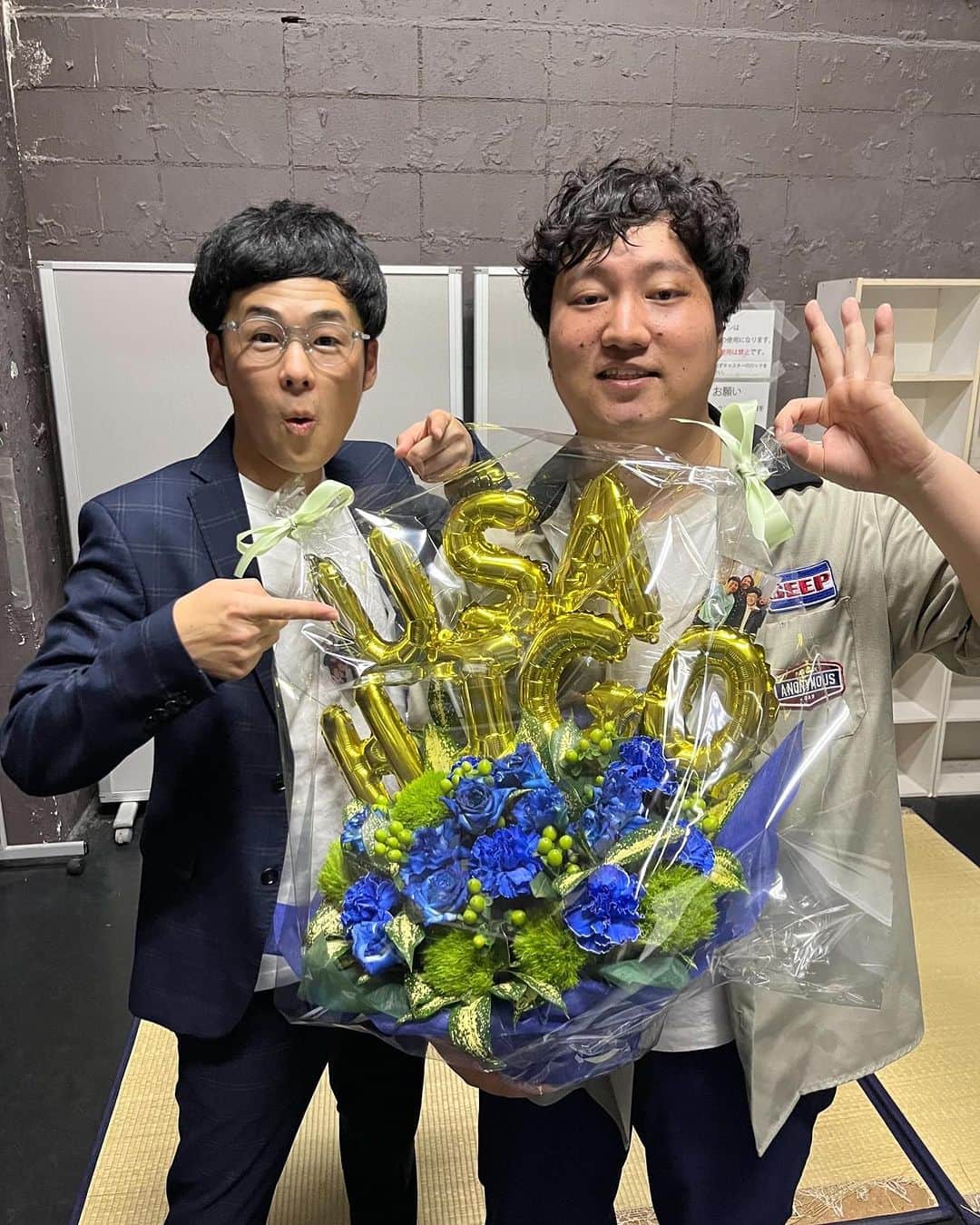 肥後裕之のインスタグラム：「トークライブ「うさぎとひご」 でした！ご来場ありがとうございました！ お花や差し入れなども感謝です！ 次は土曜日の単独ライブへ是非お越しください！ #うさぎとひご」