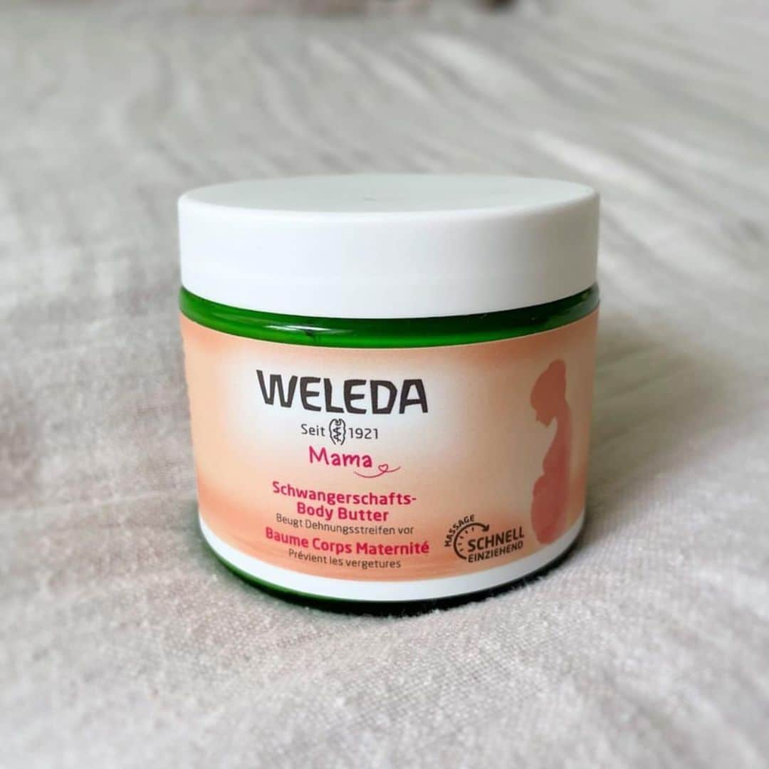 馬渕史香のインスタグラム：「妊娠中にお世話になったもの、その1️⃣  @weleda_japan の マザーズボディバター   今年ので1月に発売されたコレ つわりが落ち着いた妊娠5ヶ月ぐらいから使ってました🙌💕  息子の時はマザーズ ボディオイルを愛用してて、それはそれは塗りまくってた🤣 　 　 どうもクリームタイプのはどれも塗った後に痒くなっちゃって、ダメやったんだよねぇ 　 で、行き着いたのがボディオイル🧴💚 　 　 けど、オイルって衣類に付いて時間が経つと酸化して臭うって欠点が😵‍💫 　　 その点ボディバターは、衣類への付着が少ないし、塗ったあとのベタベタ感もない🙆‍♀️✨ 　 　 寒い時期はちょっと固めなんだけど、手に取ると体温で柔らかくなってスーッと塗れるし、 オイルと同じ香りで、塗りながら癒されてた🥰 　 　 妊娠中だけじゃなくて産後のしわしわにしぼんだお腹にも、「（妊娠線）無くなれー無くなれー」って心の中で言いながらぺたぺたしてます👋 　 　 #出産準備 #マタニティライフ #weleda #ヴェレダ  #あしざわ家  #3歳差兄妹 #3歳差子育て #3歳差育児 #兄妹ママ #男の子ママ #女の子ママ   #ずぼら主婦 #丁寧なずぼら #ずぼらだけど丁寧に暮らす」