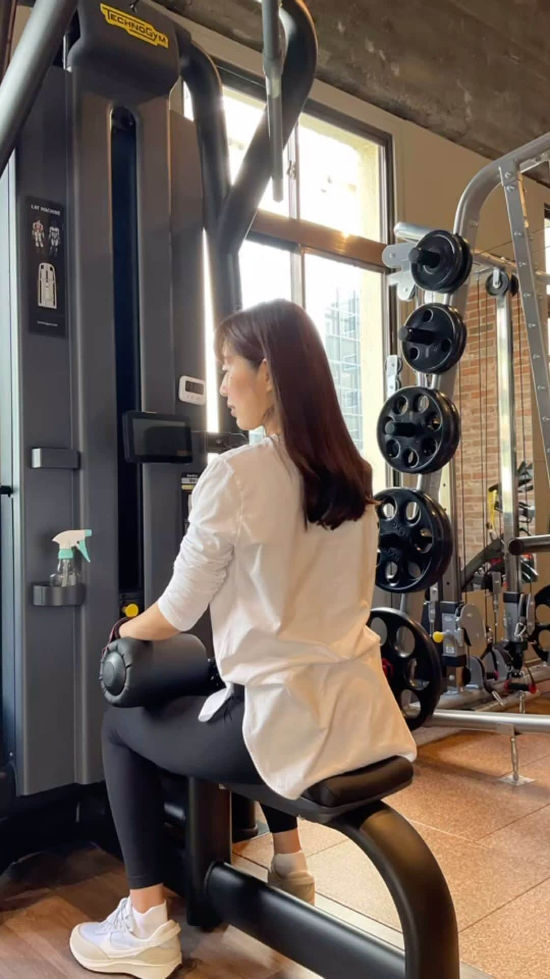 芝本裕子のインスタグラム：「今日は、朝一トレーニングへ🏋️ 私頑張ってるね！って自分を褒めてあげたい😂 本当は、毎日したいぐらいなんだけど… スケジュール的な問題(←調整すればいいんだけどね)、あとは、パーソナルはやっぱりそれなりにかかるからね… でも、週に2回ぐらい行けるというか、運動をする機会を作れるようになりたいな！すぐでなくとも… とにかく、運動するのを、また今度…また今度…にしていたけど、いやそれではあかん‼️って、突如スイッチが入った😂入りかけてたことは、今まで何回もあるけど、今回は春ぐらいからスタートさせた @miinup_official でのピラティスで、動くことをまず楽しいと思い出し、マクロ単位でしか変わってなくとも、なんか変わっていく気がして嬉しくなり、完全なる自己満足だけど、それで良くて、46歳の誕生日迎えるころには、とにかくこの先、自分が楽しく生きるためには運動は欠かせないという結論に至った感じです😂大袈裟やね💦  まあ、そんなこんなで、今日もみっちりというか ある程度頑張った感もてるぐらい動いた‼️ 動きは、まだまだ身体がかたすぎて酷いけど、いいのや、ちょっとずつで！って思ってる。 あらゆる方向で、食事やら歩き方やら、先生を質問攻めにして本日もトレーニング無事終了☑️ @harbor_fitness_kobe 今日も、お世話になりました🙏  #harborfitnesskobe #fitness #helthylife #healthylifestyle #shiba_u」