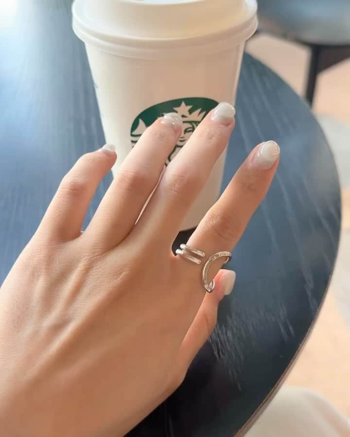 荒谷柚風のインスタグラム：「nail💅 . 夏はクリアっぽく仕上げたけど 秋はもう少し深みのあるデザインと色味にしたい🍂 . りんさんは　@rin_nail911  とってもセンス抜群なので お任せでやってもらうことが多いです🥰 皆様もぜひ😍 . .」