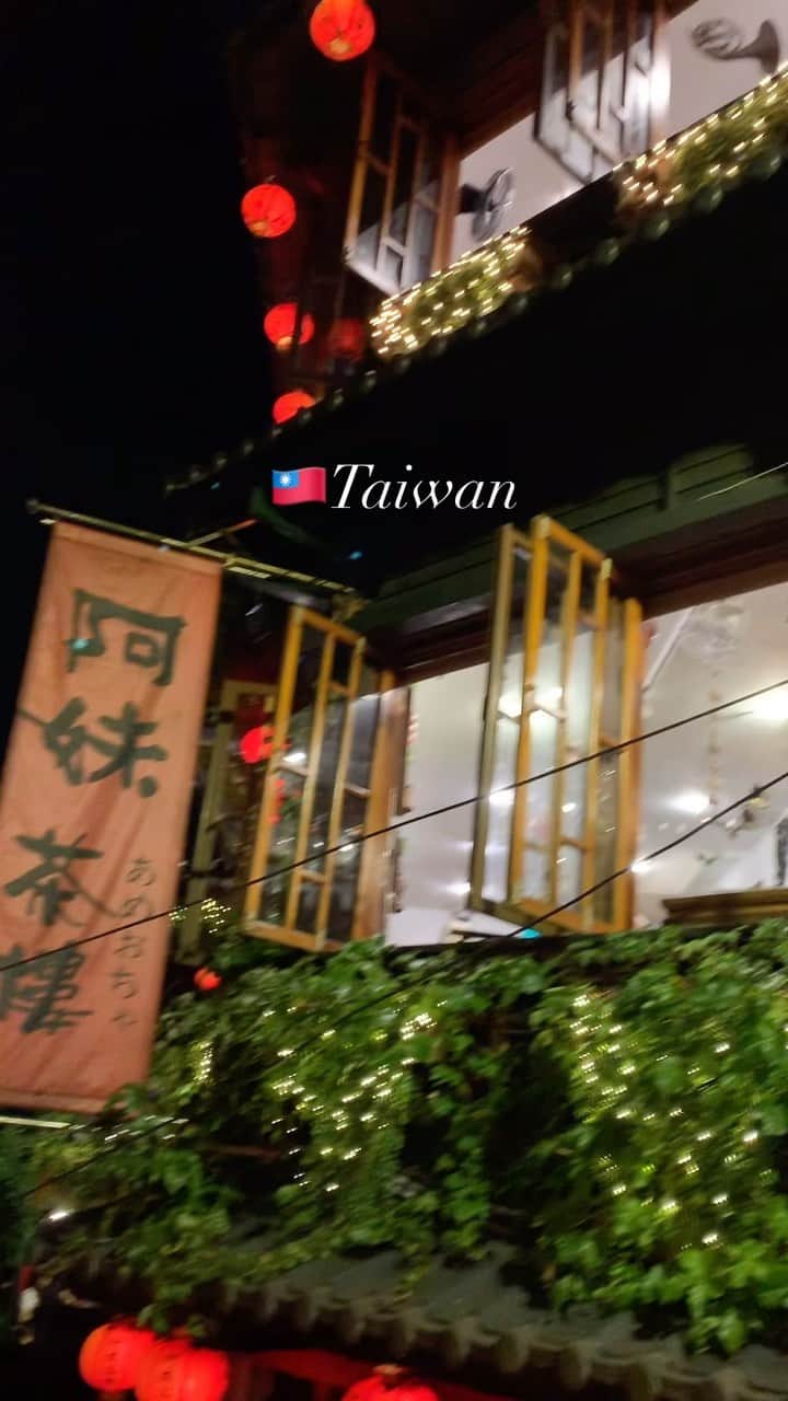 𝙴𝚁𝙸𝙲𝙰𝙽のインスタグラム：「． 🇹🇼Taiwan🍍  ずっと編集下書きにあったやつ リールもわからなくて放置してた🙊  ランタン飛ばしたら願い叶った🌟🙏🏮   #Taiwan #travel#vlog #like #worldtrip  #九份 #台湾  #十份 #十份老街 #天燈 #旅行」