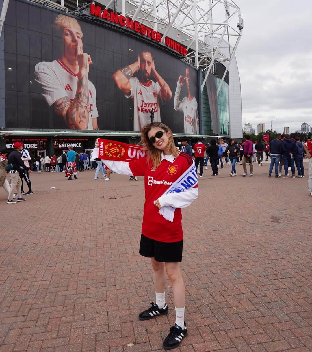 神谷由香のインスタグラム：「"Watching football at Old Trafford"  イギリスと言えばサッカー !!!  三笘薫選手見に行きなよ！ってみんなから言われるので 見に行ってきました !  日本でもファンが多いマンチェスターユナイテッドと サッカー日本代表の三笘選手がいるブライトンとの試合を 見に !  ※ちなみに私はサッカー全然分からないので勉強中です !  お友達が取ってくれたのがマンチェスターユナイテッドのホームスタジアムのチケットだったのでマンチェスター ユナイテッドのユニフォームを買って着たよ☺︎☺︎  グッズが可愛かったのでマフラーも買ってしまった⤴︎  ブルーノフェルナンデスっていう人が上手でした！ ホイルンドさんと三笘薫さんとガルナチョ？選手が 人気があるみたいでした !  スタジアムの歓声が凄過ぎて感動 !!  次はアーセナルの試合を見に行きたい !!  皆さんはどこのチームのファンですか？ いろいろ教えてください♪  #football #oldtrafford #manchesterunited  #Brighton #サッカー #マンチェスターユナイテッド　#マンチェスターユナイテッドユニフォーム」