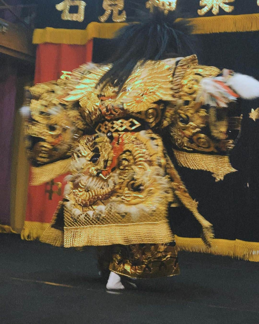 軍地彩弓さんのインスタグラム写真 - (軍地彩弓Instagram)「出雲への旅は、石見神楽を知る旅でした。 古くは平安末期から伝わる五穀豊穣を祈る神楽。 初めて見る神楽は、想像の何倍も豪華で豪壮で躍動的で、何よりも美しかった。   今回のツアーは最初に出雲須佐神社から巡りました。 そこから、神楽の道具を作る工房を訪ね、最後に神社で行われる神楽を見るというもの。絢爛な衣装、お面の工房を訪ねてから見たその神楽。 だからこそ、伝統を守り抜くこの土地の人の思いとエネルギーを感じました。   演目は「道返し」と「大蛇（オロチ）」。 暗闇に現れる鬼と対峙する神。想像以上にスペクタルな演舞。火を吹き、煙幕を張り、神と鬼の闘いを描く「道返し」。勧善懲悪ではなくて、鬼が改心する、という演目。歌舞伎さながらの早替わりまであって、勇壮な演舞に引き込まれる。 そして一番人気の演目「大蛇」はいうまでもなくヤマタノオロチ。大蛇を素戔嗚命が退治する神話。絢爛な衣装、鬼気溢れるお面、自在に形を変える蛇胴。 火を吐き、縦横に大蛇が蠢き、息を呑む迫力。 自在に動き回り、気づいたらかっこいい！　と何度も叫んでいて、瞬間で大蛇に惚れた💕。   今回の神楽は浜田神楽の亀山社中の皆様。代表の小川さんの説明が素晴らしく、ますます浜田石見神楽に落ちました。   なかなか写真や動画では伝わりきれないのだけど、わたしたちがあの場所で見た、空気、迫力、衣装のひと針ひと針の息遣い、神と交信する神々しくキリリとした緊張感をぜひ現地で見てほしい。   石見神楽の本場、浜田には50以上の神楽団体があります。その団体ごとに数十人の地元の方が子供の頃から社中に入り、生業をされる傍ら、週に何度も稽古や公演に日々勤しんでいると。 次の世代の５歳の子が横でお手伝いをしていたり。   工房も神楽も、こうやってその伝統を愛する人たちが絶えることなく綿々と伝えている。 最近、地方のものづくりの現場を歩くことが多い。その中で、その伝統に誇りを持って守ろうとする世代を超えた人たちのコミュニティに出逢います。 守ること、そして発展させること。   熱く感動しました。   神楽の衣装も時代を経て、アップデートしているという。それは流行を生み出すファッションと通じる。変化や革新があってこその伝統なのだと思うのです。   この亀山社中さんの公演が12月2日に浅草公会堂で見られるそうです。現地のあの空気感とは違うかもだけど、またあの大蛇や鬼、神様に会いに行きたいと思います。 石見は遠い、という方も是非こちらで体験してみてください。   http://love-iwamikagura.com/  #浜田石見神楽  #亀山社中 #kagura #iwami #石見 #japan #trip #travel #伝統芸能」9月25日 22時36分 - sayumi7