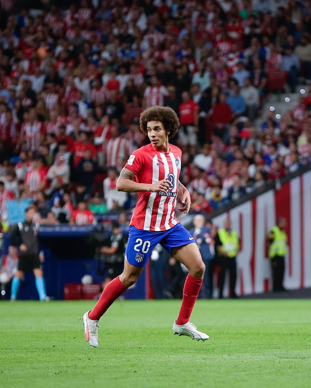 アクセル・ヴィツェルのインスタグラム：「ᴍᴀᴅʀɪᴅ ᴇꜱ ʀᴏᴊɪʙʟᴀɴᴄᴀ. 💪🏽🔴⚪️ A special night in our home with you all. The support inside the stadium was amazing, thank you all 👏🔥 #AúpaAtleti」