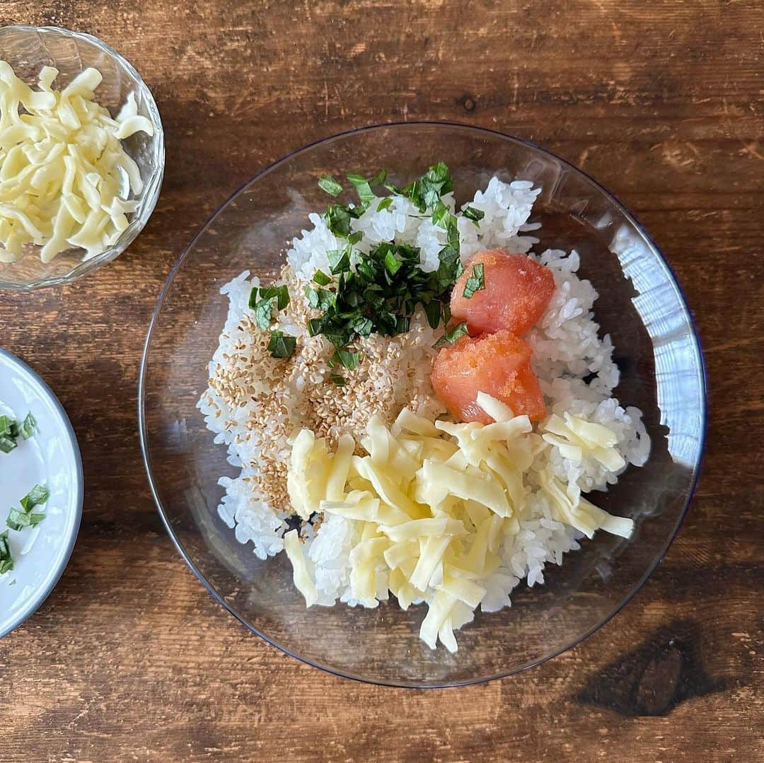 Tesshiさんのインスタグラム写真 - (TesshiInstagram)「たらこチーズで焼きおにぎり Grilled Onigiri with Tarako and cheese #ごちそうおにぎり #yummy #homemade #healthy #onigiri #tarako #cheese #おいしい #おにぎり #焼きおにぎり #たらこ #チーズ #マカロニメイト #フーディーテーブル #手作り  チーズは真ん中にも埋める ご飯、たらこ、チーズ、大葉、ごま たれ→しょうゆ、みりん、ごま油 Gohan, Tarako, cheese, Shiso, sesame Sauce… soy sauce, mirin, sesame oil  @yukitsubakiofficial #魚沼産コシヒカリ いよいよ新米の季節ですね♡楽しみー #雪椿 の公式サイト、ふるさと納税サイト、楽天市場、Yahoo!ショッピング、ギフトモールにて令和5年産 #新米予約受付中 です」9月25日 22時33分 - tmytsm