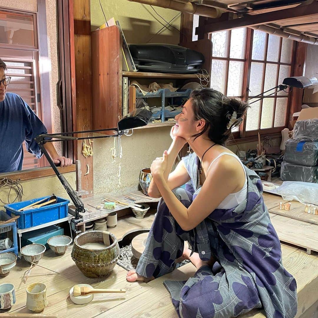 森星のインスタグラム：「Dreaming in the world of Japanese folk art “MINGEI”🌀 Pottery tour first episode is in Kyoto with my sensei @kawaikobo :) coming soon on my YouTube. Special thanks to Akiteru Kawai for having me at your studio. director @atsukobayashi video/photo by @kunomirei」
