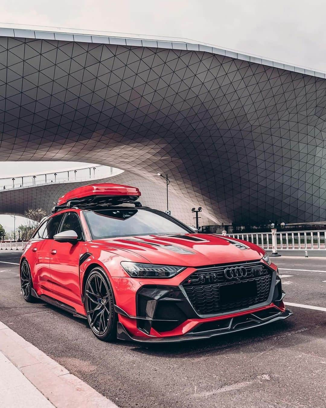 CARLiFESTYLEのインスタグラム：「Audi RS6 Carbon Aero by @darwinproaero #RS6 #AudiRS6」