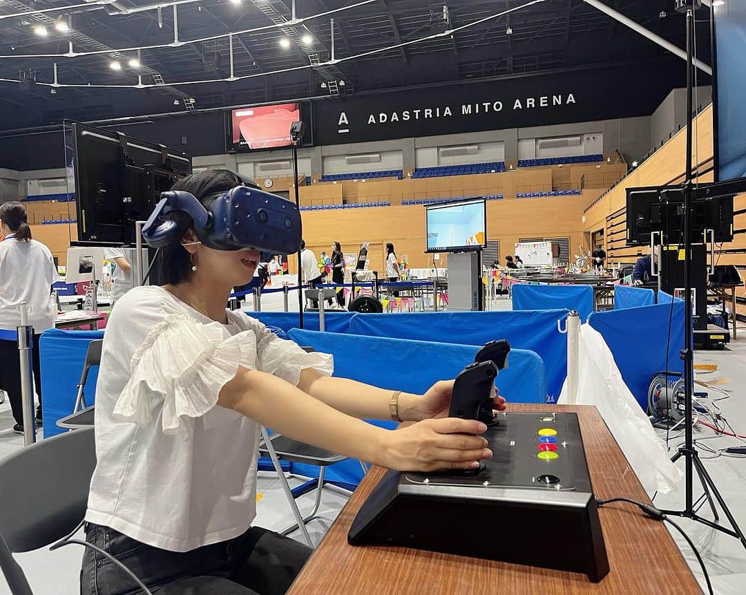 有働文子さんのインスタグラム写真 - (有働文子Instagram)「#防災ファミリーフェス  会場アナウンス🎙️  月面探査車の #ルナクルーザー に乗って、月面探索がVRで体験出来たり、エンジニア体験が出来たり、ミニカー作れたり、27個もコンテンツがあり、凄く凄く素敵なイベントでした🫶  なかなか小さい子を連れていけるイベントって少ないのですが、お菓子が沢山貰えたり、これなら2時間半は遊べます🙌  ずっーと愛車は、トヨタ車なので、担当者さんと話も盛り上がりました✨（今年、買い替えたばかり）  また、来年も開催されるといいなぁ🥰🙏  #防災ファミリーフェス #トヨタ自動車 #茨城ワクドキクラブ  #車中泊仕様  #会場レポート #イベントMC #フリーアナウンサー #アナウンサー」9月25日 22時36分 - udou_fumiko