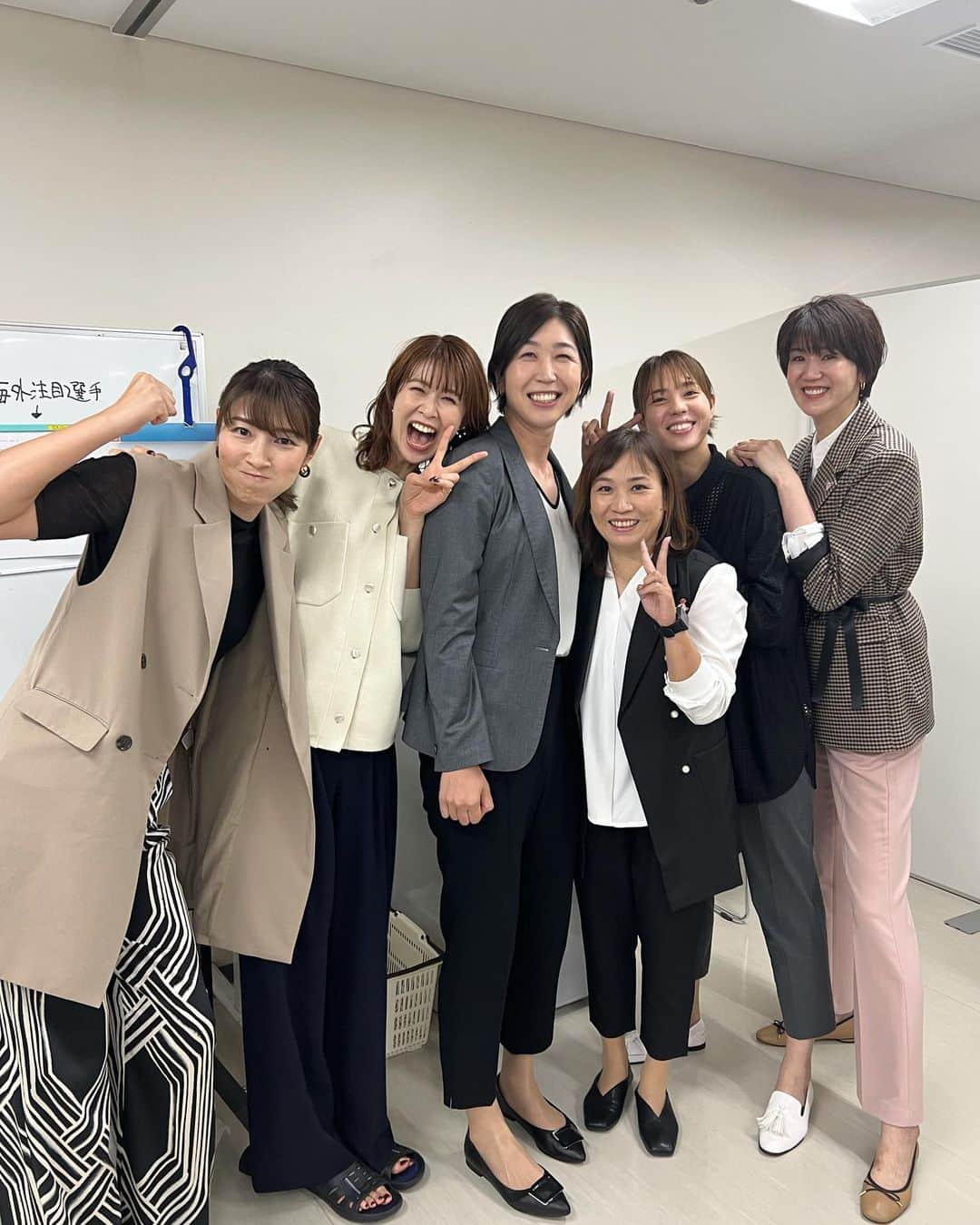 のインスタグラム：「. 火の鳥ニッポンのワールドカップは 悔しい結果で閉幕しました。 . 選手達が最後流した涙にしっかりもらい泣きしましたが 悔しい思いをした選手、チームほど 最強になれると思っています🔥🔥 . . 来年切符を確実に決め、 パリ五輪でやってくれる！そんな期待しかありません😤☺️💪🏼💪🏼 . . 全力で応援しています！！ 頑張れニッポン🇯🇵🏐🔥🔥🔥 . . ひとまず、お疲れ様でした🥹👏🏼👏🏼👏🏼 . . 写真は奇跡的に集まったみんなで集合写真を撮れて 嬉しくて笑っていますが ブラジル戦の直前だったので 控え室も緊張感半端なかったです🥹💦 . . ワクワクするひとときをありがとうございました！ 次は男子バレー💪🏼🔥🔥 . . #ワールドカップバレー . . ( 写真に曲つけれるの最近知った🍏w )」