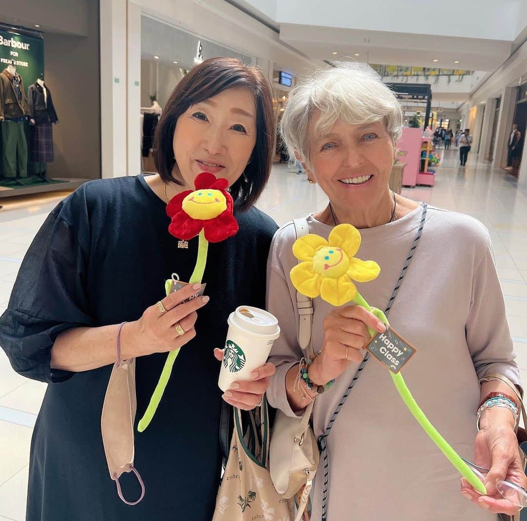 大桑マイミのインスタグラム：「母&mamaの日 　 2人会うと楽しそう。 言葉がスムーズにつうじなくても 波長があってる。 いいね。 ❤️だいすき family time」