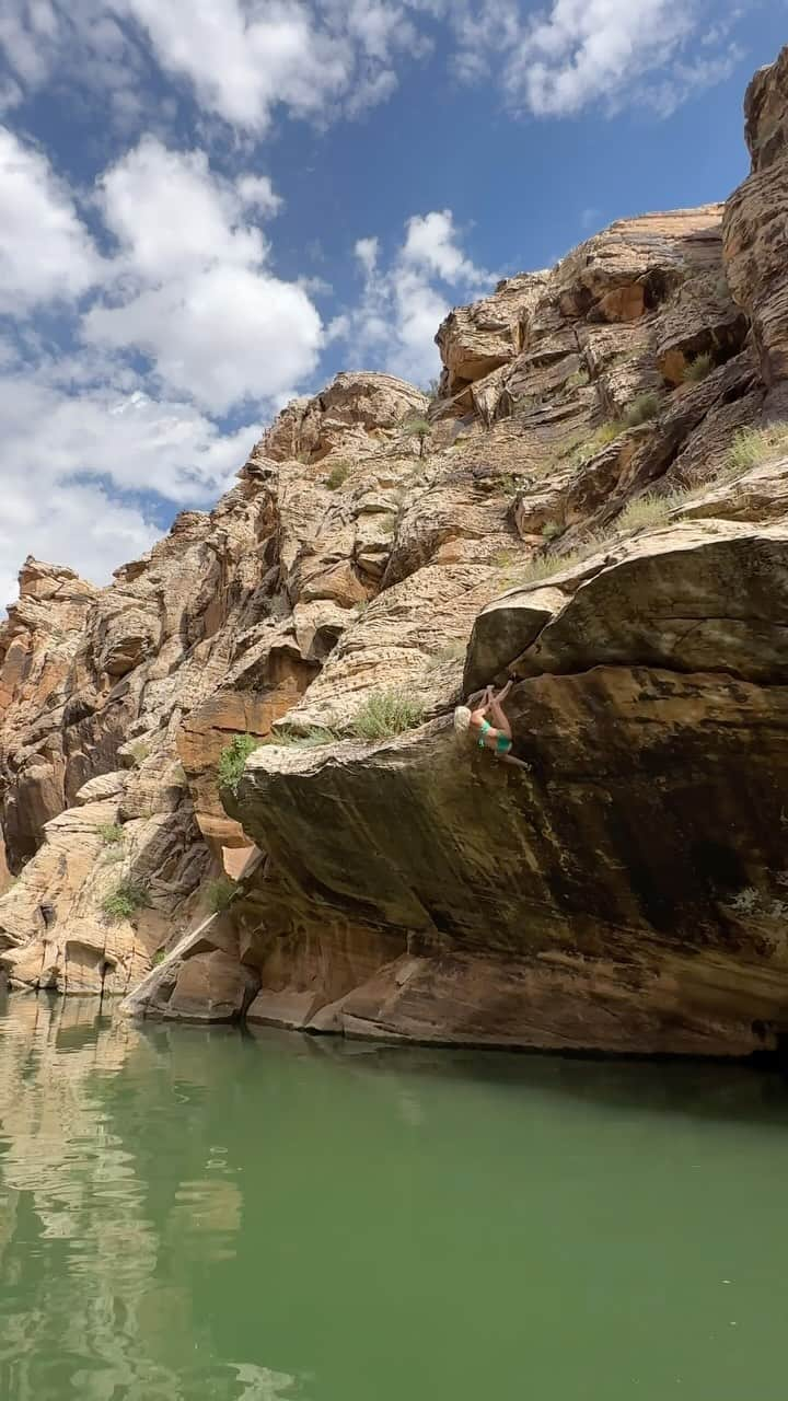 シエラ・ブレア・コイルのインスタグラム：「Heel to Conclusions, V4 Clear Creek, AZ  Enjoy me getting pumped 😂 and climbing another incredibly epic line at Clear Creek!  *Top out is actually supposed to happen in that diagonal seam. Go all the way left like I did for the adventure route 🤣   🎥: @b_enix_」