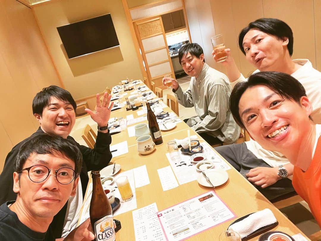 河井ゆずるのインスタグラム：「昨日は北海道単独ライブ、アフターライブお越し頂いた皆さんありがとうございました☺️  久し振りの北海道はやっぱり最高でした✨  打ち上げをおたる亭というお店でさせて頂いたんですが、スタッフの皆さんも素敵でご飯も美味しくてええ思い出になりました😭✨  10月8日は沖縄の単独ライブとアフターライブがありますのでどちらも是非是非お越し下さい！！  明日アインシュタイン河井のプレハブチャンネルの生配信を21時からやりますので、お時間ありましたらこちらも是非！ 3万人に達したので何かしら考えたいと思ってます☺️皆さんもご意見頂けると助かります🤣」