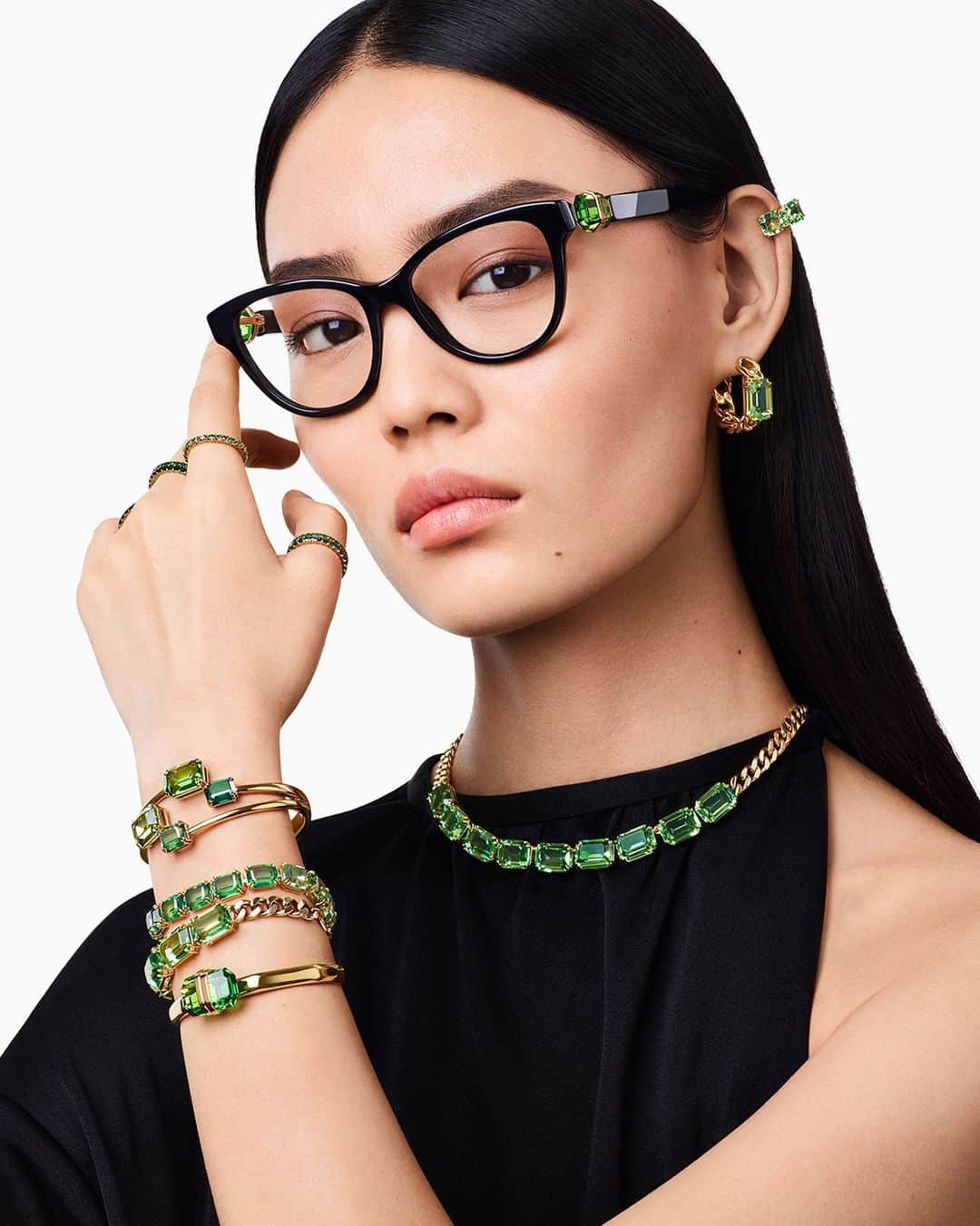 SWAROVSKIさんのインスタグラム写真 - (SWAROVSKIInstagram)「Stacked layers of #SwarovskiJewelry build the brilliance of green crystals, accenting the exquisite details in the temples of this #SwarovskiEyewear piece.  #Swarovski #CrystalMetamorphosis​」9月25日 22時41分 - swarovski