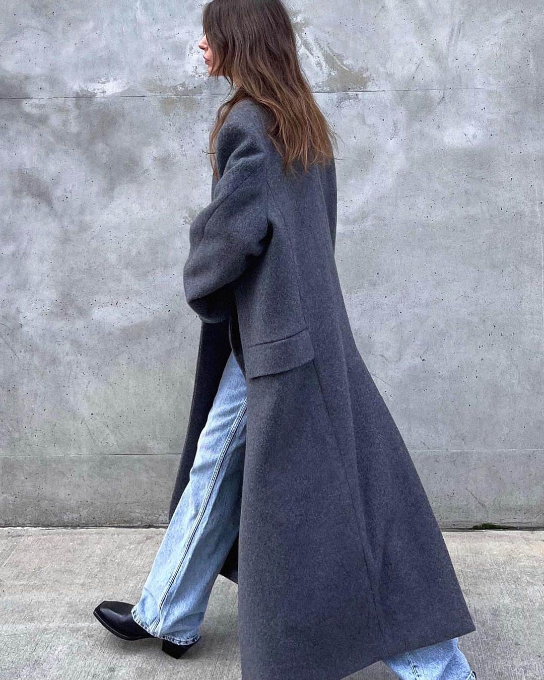 エイティーズのインスタグラム：「The floor-licking wool coat Genesis has been restocked in black and anthracite.」