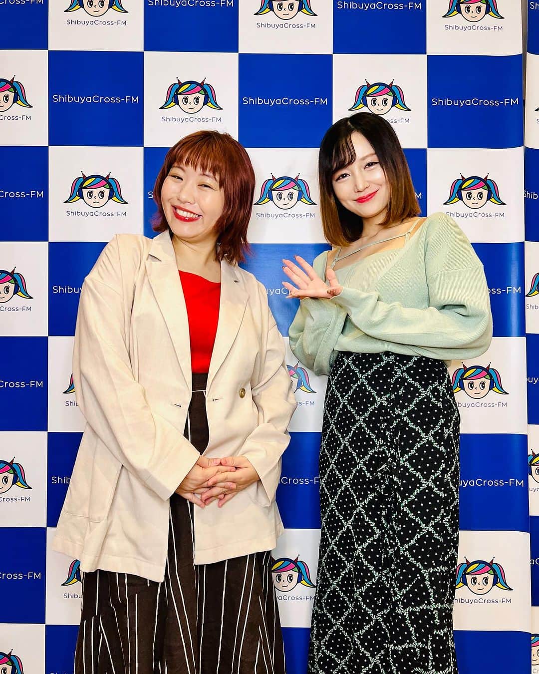 小出真保のインスタグラム：「またまた 渋谷クロスFMにて生放送ラジオ📻。呼んでくださりありがとうございます。  渋谷で‼︎PockeTo song♪  彩音さん 楽しく盛り上げてくださりありがとうございます😊  マッチングアプリでデートしたスピリチュアル👽イケメンハイスペックインド人のお話できました！ 🇮🇳 #スピってる　#インド」