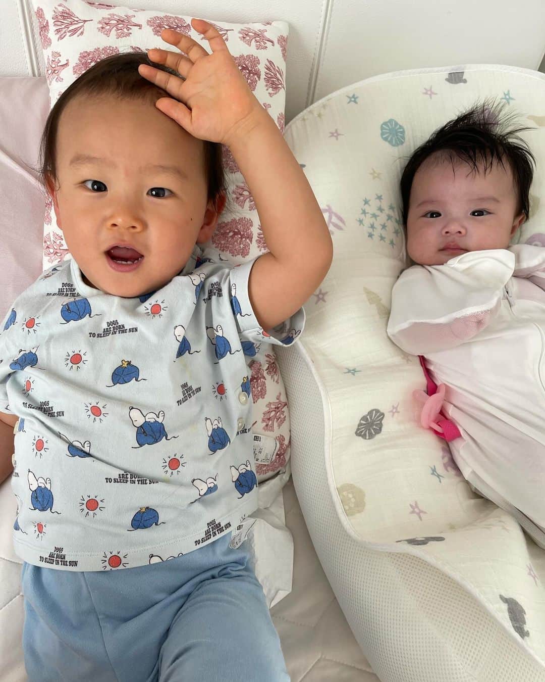 木村安梨沙のインスタグラム：「お昼寝から起きると まず妹のところへ行きやたらと触ります🤣 そして起こす。笑 やめてくれぇ！！！と思いながらも 可愛いなぁって。 最近は夜のミルク🍼してる間 ずっと隣で待ってくれてて 終わって娘を寝かしつけてから横を見ると ぱちくり👀とこっちを見てるから 手を繋いでトントンしてあげると 満足そうにすぐに寝る息子。 ママは妹にかまってばかりだから 寂しいんだろうね。 寝顔を見て いろんな感情が沸いて胸がギュッと痛くなる夜です。 さぁ、寝ます。 おやすみなさいませ💤」