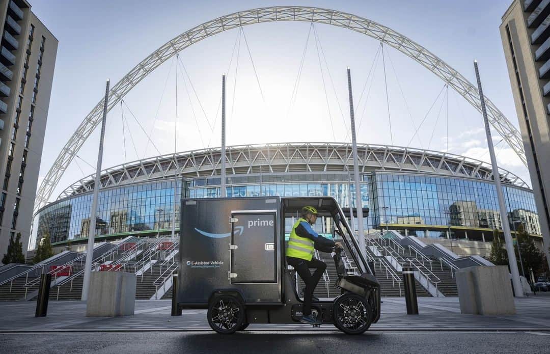 Amazonのインスタグラム：「From London 📍 to Manchester 📍 and now Glasgow 📍, our electric cargo bikes are making Amazon deliveries across the UK more sustainable. The e-cargo bikes will replace thousands of traditional delivery van trips, reduce traffic congestion, and improve air quality.   This initiative is part of Amazon's £300 million investment in the electrification and decarbonization of the UK's delivery network with the goal of reaching net-zero carbon by 2040. Read more about our e-cargo bikes at the link in bio. ♻」