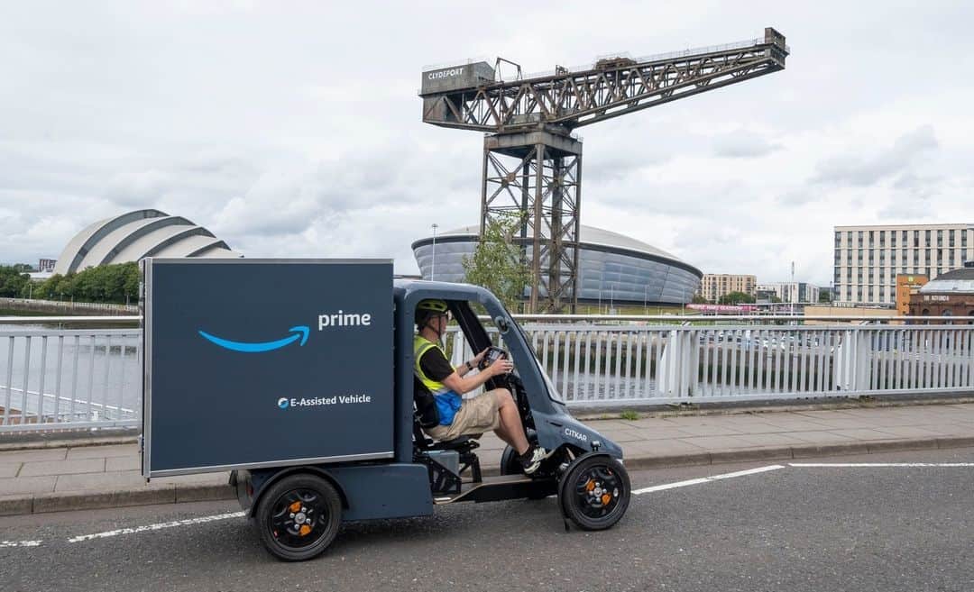 Amazonさんのインスタグラム写真 - (AmazonInstagram)「From London 📍 to Manchester 📍 and now Glasgow 📍, our electric cargo bikes are making Amazon deliveries across the UK more sustainable. The e-cargo bikes will replace thousands of traditional delivery van trips, reduce traffic congestion, and improve air quality.   This initiative is part of Amazon's £300 million investment in the electrification and decarbonization of the UK's delivery network with the goal of reaching net-zero carbon by 2040. Read more about our e-cargo bikes at the link in bio. ♻」9月26日 0時07分 - amazon