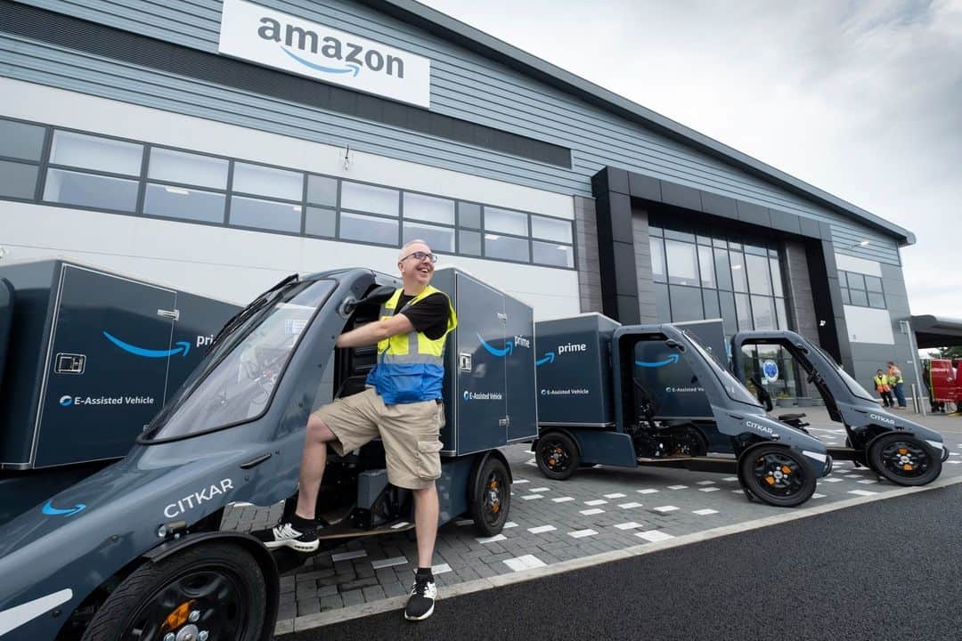 Amazonさんのインスタグラム写真 - (AmazonInstagram)「From London 📍 to Manchester 📍 and now Glasgow 📍, our electric cargo bikes are making Amazon deliveries across the UK more sustainable. The e-cargo bikes will replace thousands of traditional delivery van trips, reduce traffic congestion, and improve air quality.   This initiative is part of Amazon's £300 million investment in the electrification and decarbonization of the UK's delivery network with the goal of reaching net-zero carbon by 2040. Read more about our e-cargo bikes at the link in bio. ♻」9月26日 0時07分 - amazon