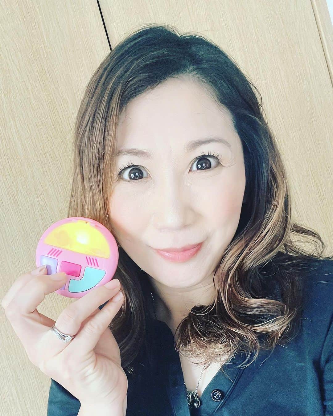 のインスタグラム：「魔法の天使クリィミーマミ。 40年前のアニメ。  40年前のアニメのグッズが今発売されるなんて！ 魔法のコンパクトが手に入るなんて！  大人でよかった！ 大人だから買えた！ と思えるグッズ。  もう40超えた良い大人が、おもちゃで舞い上がっている。  バンダイで予約販売していた魔法のコンパクト。 ボタンを押したら光るし、音出るし、歌も聞けるし、蓋が開いて小さいステッキ入ってるし、マジ最高！ そして、4980円とリーズナブル。 大人なので、使用用と保存用で2個買い。  注文から半年待ってやっと手に入った。 4歳の頃だったら親に買ってもらえなかったかもしれないし、今なら自分で買える。 大人で良かったー！  本当は優みたいにスカートの脇に付けて持ち歩きたいんだけど、良い大人なのでやめておく。  このコンパクトで変身できるかな？ 優は小学5年生から16歳の大人に変身してた。 私も変身できたら16歳に戻りたいわ。  変身したいなぁ。 出来ないかなぁ。 夢だなぁ。  #wavepro ‪#プロレスラー ‬ ‪#女子プロレス‬ ‪#prowrestling‬ ‪#プロレスリングwave‬ #桜花由美 #波ヲタ #愛犬 #愛犬との暮らし  #犬  #犬のいる暮らし  #犬なしでは生きていけません会  #犬バカ #トイプードル  #トイプードルカフェオレ  #youtube  #youtubechannel #正危軍  #歌舞伎町女子プロレスバーちゃんす  #歌舞伎町ちゃんす #カンフェティ #ボスマミ #メンタルケア心理士  #メンタルケア心理専門士 #メンタルケアカウンセラー  #オンラインカウンセリング #妊活 #クリィミーマミ  #魔法の天使クリィミーマミ」