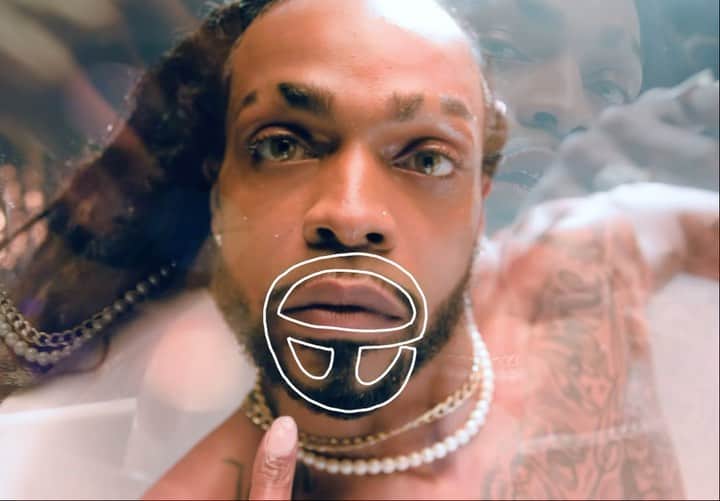 アグのインスタグラム：「this feeling??! 🛁👖🫧TELFAR x @UGG DENIM TODAY NOON ET   🛒TELFAR.NET   🛒COMING SOON TO SELECT UGG STORES + UGG.COM   🎶 UGGbelievable written by @ianisiah  produced by @trapmoneybenny   👥 @ianisiah @jbadvss @46uriah @zisofye @torystiletto  Styling: @avenagallagher  Hair: @akachong @tavknowscuts  MUA: @raisaflowers  Nails: @nailglam  Casting director: @gitoo_thoo  Choreography: @dee__boujee  Architecture: @harrychadha_ @jska901km12  Production design: @frostyplace   🎂 @cookingwithlove4u」