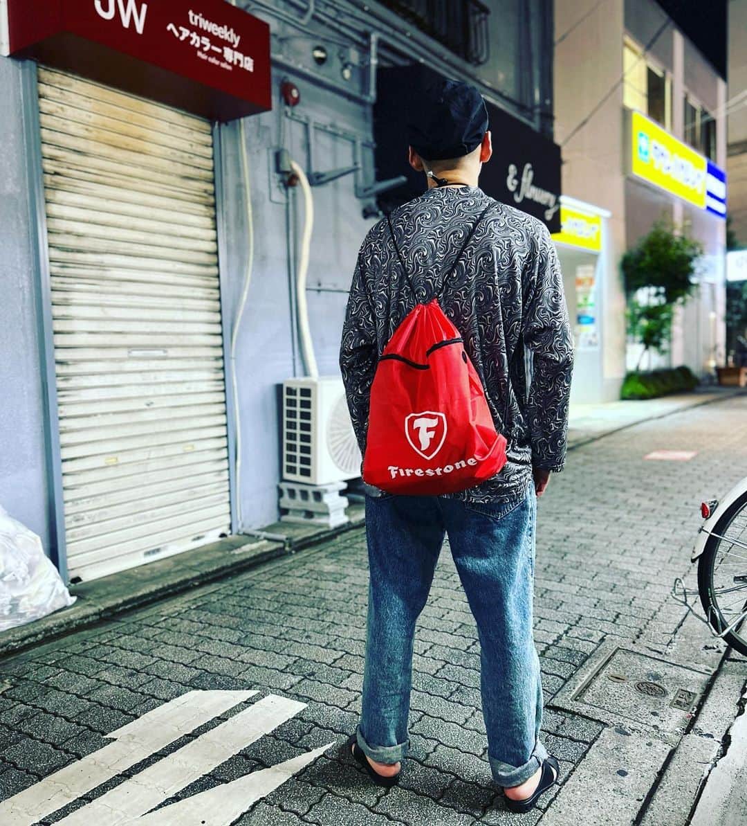市川刺身さんのインスタグラム写真 - (市川刺身Instagram)「今日の服装。 大阪から帰京の日。  今回十四才で購入した長袖サイクリングシャツを早速の着用です。 レディースの4Lという一体全体どんなサイズなサイズで渦巻く柄に惹かれて購入しました。 昨日に引き続きBOBSONのデニム。 高円寺帰宅してかぶったALDIESの黒帽子に黒の便所サンダルと金のがま口で高円寺の雑貨と文具の店で購入したナップサック。  少し涼しくなってきて今が一番過ごしやすいんじゃないって誰かが言いそうな季節になってきました。 隙間の時間でウェスアンダーソン監督の新作映画観ました。 高円寺の路地で撮りました。 路地ありがとう。  #今日着た服 #ファッション #古着 #サイクリング #ウェスアンダーソン #新しく買った服 #テンションあがる」9月25日 22時50分 - soitsudoitsu