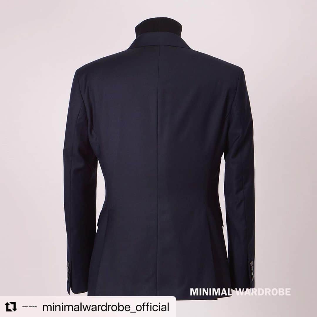 祐真朋樹さんのインスタグラム写真 - (祐真朋樹Instagram)「LANVIN  COLLECTION MEN'Sの リブランディングは、5シーズン目。 新らしいパターンオーダーに 挑戦しています。 是非、LANVIN COLLECTION MEN'S キャットストリート店を覗いて下さい。  #Repost @minimalwardrobe_official with @use.repost ・・・ LANVIN COLLECTION  スタイリストの祐真朋樹さんが「LANVIN COLLECTION（ランバン コレクション）」のクリエイティブディレクターに就任して５シーズン目を迎えます。これまでプレタポルテ（既製服）中心に刷新を進めてきましたが、今後はパーソナルオーダーにもそうした雰囲気を反映させるため、「MADE TO ORDER」サービスを開始。  MMW限定で９月一杯販売。 通常308,000円のところ、275,000円（税込）の特別価格でご用意いたします！！  LANVIN COLLECTIONのパターンオーダーサービスは、国内最高峰のファクトリーにより、一着一着を丁寧にお仕立てしております。日本人の体型に合わせた前肩縫製、立体感を生み出す芯地、手アイロンによる仕上げなど、約380もの工程数から生み出された一着は、立体的な美しいシルエットと、ゆとりのある動きを両立させています。  モダナイズされたスーツを提案したい、というクリエイティブディレクター祐真朋樹氏の想いから、メゾン・ランバンの根底にあるスタイルを継承しつつ、現代的にアップデートさせたスーツスタイルです。  やや構築的なドロップショルダーを採用しつつも、肩先に丸みを持たせることでやわらかい印象に。ウエストは着心地はそのままに、すっきりとシェイプさせています。  ラペルのストレートラインから、返り止まりをハイターンに繋げることで、エレガントなフロントエッジを演出。フランスをルーツに持つブランドらしく、シャープさとやわらかさを合わせもつ、エレガントなモデルです。  今回干場がチョイスしたのは、ダブル6ボタンジャケットに、サイドアジャスター付1プリーツワイドパンツですが、お好みにより細みの1プリーツテーパードパンツもお選びいただけます。（ご希望の際は、店舗スタッフへご相談ください。）  生地はフランスDORMEUILの「AMADEUS 365」をチョイス。世界中で多くのファンを魅了するベストセラー品質。その名の通り、365日＝1年中着用可能なプレステージタイプです。美しい光沢感を保ちながら、シワにもなりづらく耐久性にも優れたクオリティです。（260g/m）  フランスの美意識と日本のクラフツマンシップが融合した、「ランバン コレクション」のMADE TO ORDER（パターンオーダーサービス）をぜひお楽しみください。   ※本製品はMADE TO ORDER（パターンオーダー）となります。修正可能箇所について詳しくは、LANVIN COLLECTION店舗まで直接お問合せください。  #minimalwardrobe #干場義雅 #yoshimasahoshiba #sukezanetomoki #lanvincollectionmens #lanvincollection_mens #mensfashion #menswear #mensstyle #mensjackets #menssetupstyle  @yoshimasa_hoshiba @stsukezane @lanvincollection @minimalwardrobe_official」9月25日 22時51分 - stsukezane