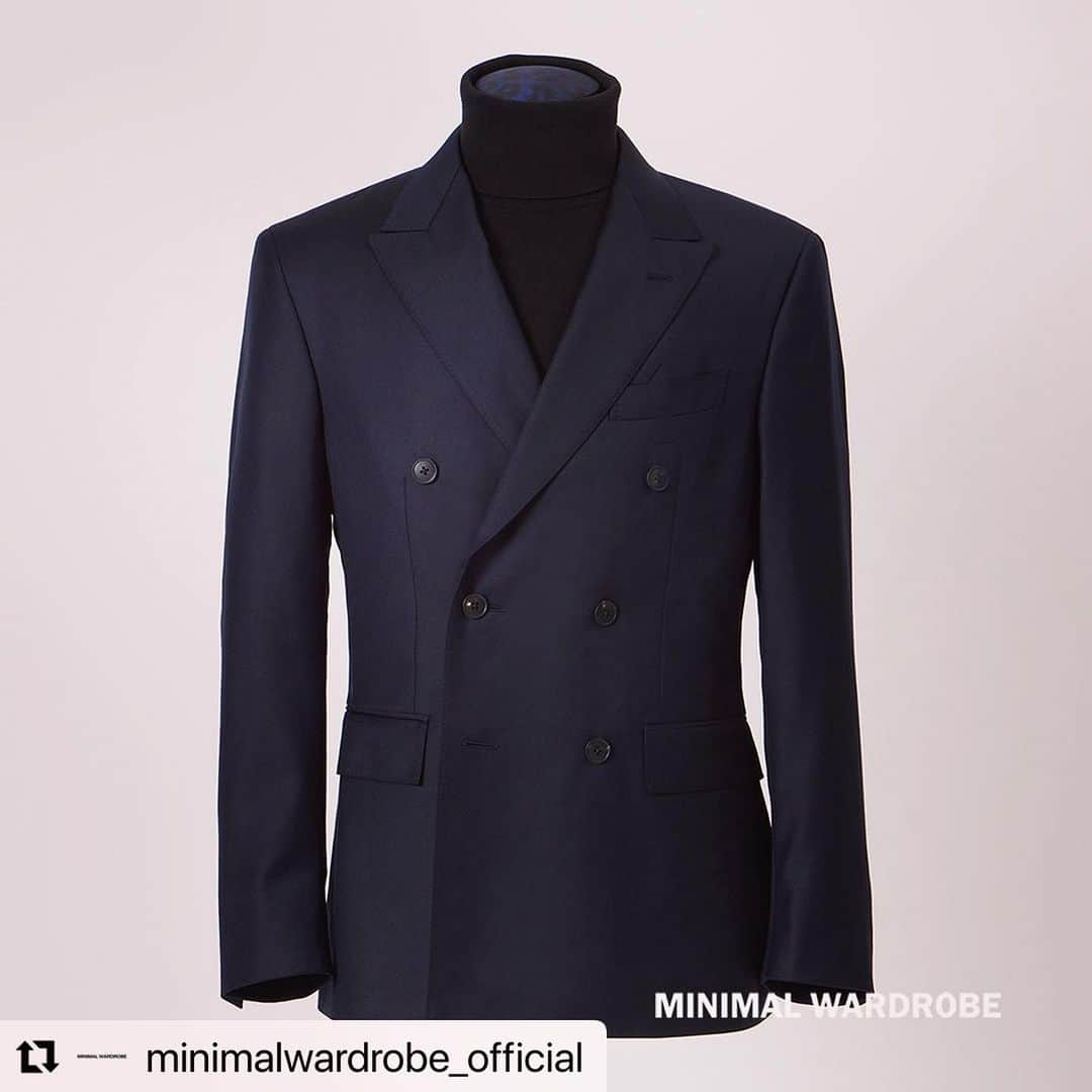 祐真朋樹さんのインスタグラム写真 - (祐真朋樹Instagram)「LANVIN  COLLECTION MEN'Sの リブランディングは、5シーズン目。 新らしいパターンオーダーに 挑戦しています。 是非、LANVIN COLLECTION MEN'S キャットストリート店を覗いて下さい。  #Repost @minimalwardrobe_official with @use.repost ・・・ LANVIN COLLECTION  スタイリストの祐真朋樹さんが「LANVIN COLLECTION（ランバン コレクション）」のクリエイティブディレクターに就任して５シーズン目を迎えます。これまでプレタポルテ（既製服）中心に刷新を進めてきましたが、今後はパーソナルオーダーにもそうした雰囲気を反映させるため、「MADE TO ORDER」サービスを開始。  MMW限定で９月一杯販売。 通常308,000円のところ、275,000円（税込）の特別価格でご用意いたします！！  LANVIN COLLECTIONのパターンオーダーサービスは、国内最高峰のファクトリーにより、一着一着を丁寧にお仕立てしております。日本人の体型に合わせた前肩縫製、立体感を生み出す芯地、手アイロンによる仕上げなど、約380もの工程数から生み出された一着は、立体的な美しいシルエットと、ゆとりのある動きを両立させています。  モダナイズされたスーツを提案したい、というクリエイティブディレクター祐真朋樹氏の想いから、メゾン・ランバンの根底にあるスタイルを継承しつつ、現代的にアップデートさせたスーツスタイルです。  やや構築的なドロップショルダーを採用しつつも、肩先に丸みを持たせることでやわらかい印象に。ウエストは着心地はそのままに、すっきりとシェイプさせています。  ラペルのストレートラインから、返り止まりをハイターンに繋げることで、エレガントなフロントエッジを演出。フランスをルーツに持つブランドらしく、シャープさとやわらかさを合わせもつ、エレガントなモデルです。  今回干場がチョイスしたのは、ダブル6ボタンジャケットに、サイドアジャスター付1プリーツワイドパンツですが、お好みにより細みの1プリーツテーパードパンツもお選びいただけます。（ご希望の際は、店舗スタッフへご相談ください。）  生地はフランスDORMEUILの「AMADEUS 365」をチョイス。世界中で多くのファンを魅了するベストセラー品質。その名の通り、365日＝1年中着用可能なプレステージタイプです。美しい光沢感を保ちながら、シワにもなりづらく耐久性にも優れたクオリティです。（260g/m）  フランスの美意識と日本のクラフツマンシップが融合した、「ランバン コレクション」のMADE TO ORDER（パターンオーダーサービス）をぜひお楽しみください。   ※本製品はMADE TO ORDER（パターンオーダー）となります。修正可能箇所について詳しくは、LANVIN COLLECTION店舗まで直接お問合せください。  #minimalwardrobe #干場義雅 #yoshimasahoshiba #sukezanetomoki #lanvincollectionmens #lanvincollection_mens #mensfashion #menswear #mensstyle #mensjackets #menssetupstyle  @yoshimasa_hoshiba @stsukezane @lanvincollection @minimalwardrobe_official」9月25日 22時51分 - stsukezane