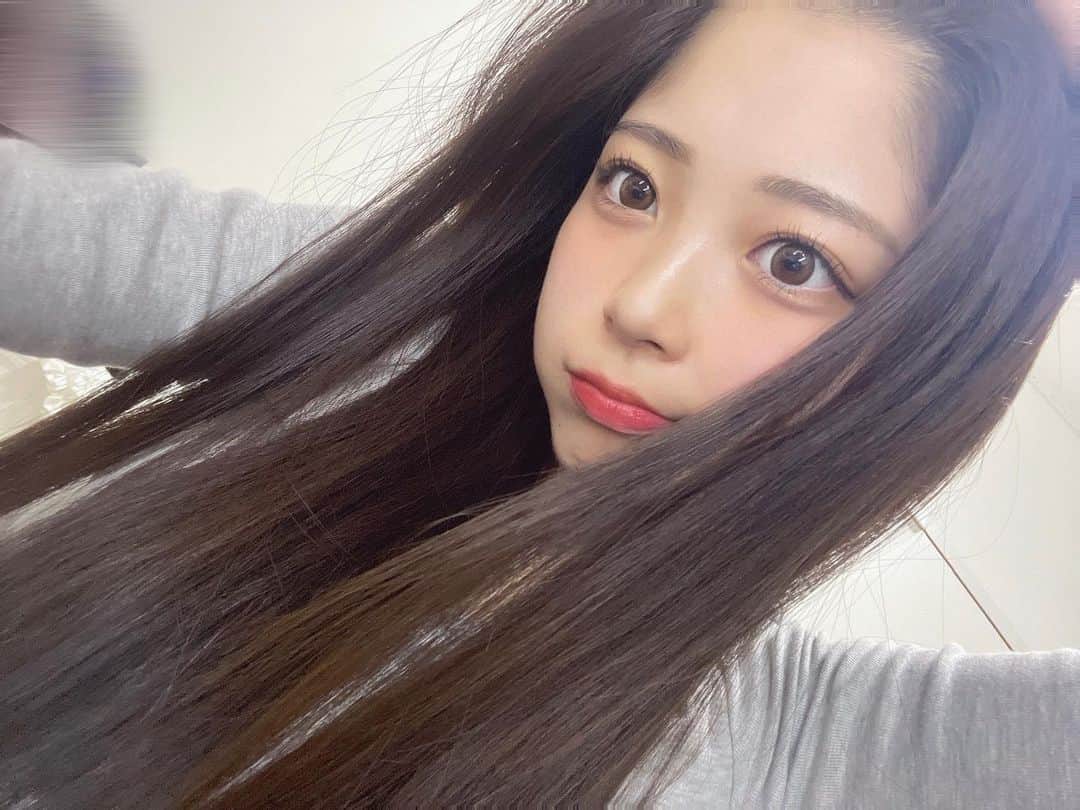 のインスタグラム：「．  最近の投稿でグレーの服大好きなのバレる🦈  旅行前に眉毛(@aviss_eyebrow )と 睫毛(@deicy_shinjuku )メンテナンスした！🩶 今回もありがとうございました ☺︎」