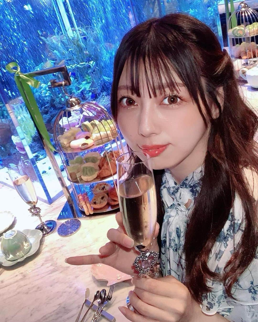 西原綾美のインスタグラム：「. 🐠🐠🐠🐠🐠🐠🐠🐠🐠🐠🐠🐠🐠🐠🐠🐠  ※時差投稿※  【潜水艦のアフタヌーンティー🌊】  幻想的な水槽×アフタヌーンティー が堪能できる 「上野アクアリウムレストランNautilus」(@aquarium_nautilus_ )に行ってきたよ🥂  大好きなお友達👸と久しぶりのヌン活☕️🍰💗  嬉しくて無意識に小指が立ってます🥹笑  旬のシャインマスカットのアフタヌーンティーをバクバクたべちゃいました🍇💚🤤  甘いものだけじゃなくてミニハンバーガーやキャビアの乗ったものもあるから甘いものがそんなに得意でない人も食べれますよ🤍  雰囲気めっちゃ素敵だし、個室なので女子会やデートやお誕生日や記念日などのお祝いにおすすめです🙆‍♀️🩷  11月以降もまたいきたいなぁ🍓🤔 . . . . 上野アクアリウムレストランNautilus 住所📍〒110-0005 東京都台東区上野2-12-23 上野ユーワンビル5F. . アクセス🚃 地下鉄銀座線 上野広小路駅 徒歩2分 . . . #アクアリウムレストランノーチラス #熱帯魚好きな人と繋がりたい  #上野グルメ #上野カフェ #東京駅グルメ #東京カフェ #アフタヌーンティー #ヌン活 #女子会ランチ #女子会パーティー #デートスポット #東京デートスポット #水槽インテリア #ラグジュアリーな空間 #アフタヌーンティー巡り #映えスイーツ #映えカフェ #東京スイーツ巡り #東京観光スポット #フォトジェニックスイーツ #インフルエンサー募集 #雰囲気のあるカフェ #japanesegirl #카페스타그램 #분위기카페 #ueno #tokyosweets」