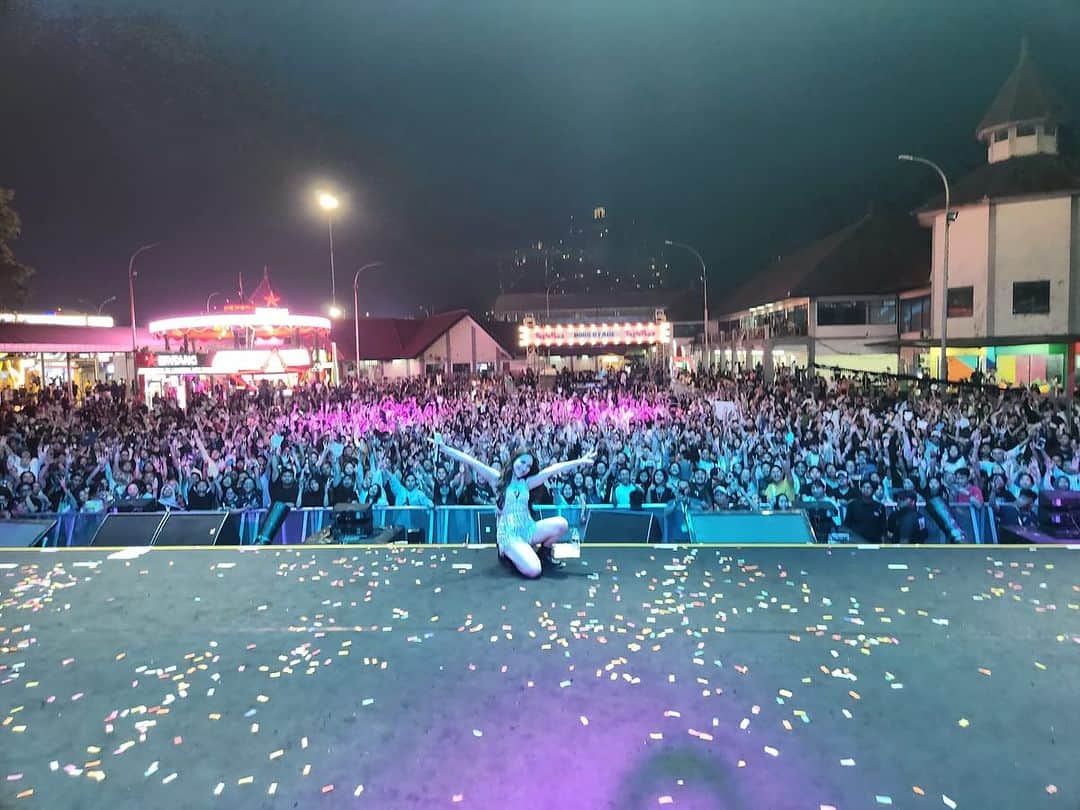 アユ・ティンティンのインスタグラム：「Thank you @pestapora ✌🏻🤩 makasih jg utk temen" semua yg udh nyanyi dan joget bareng 🥰🫶🏻 luv u guys」