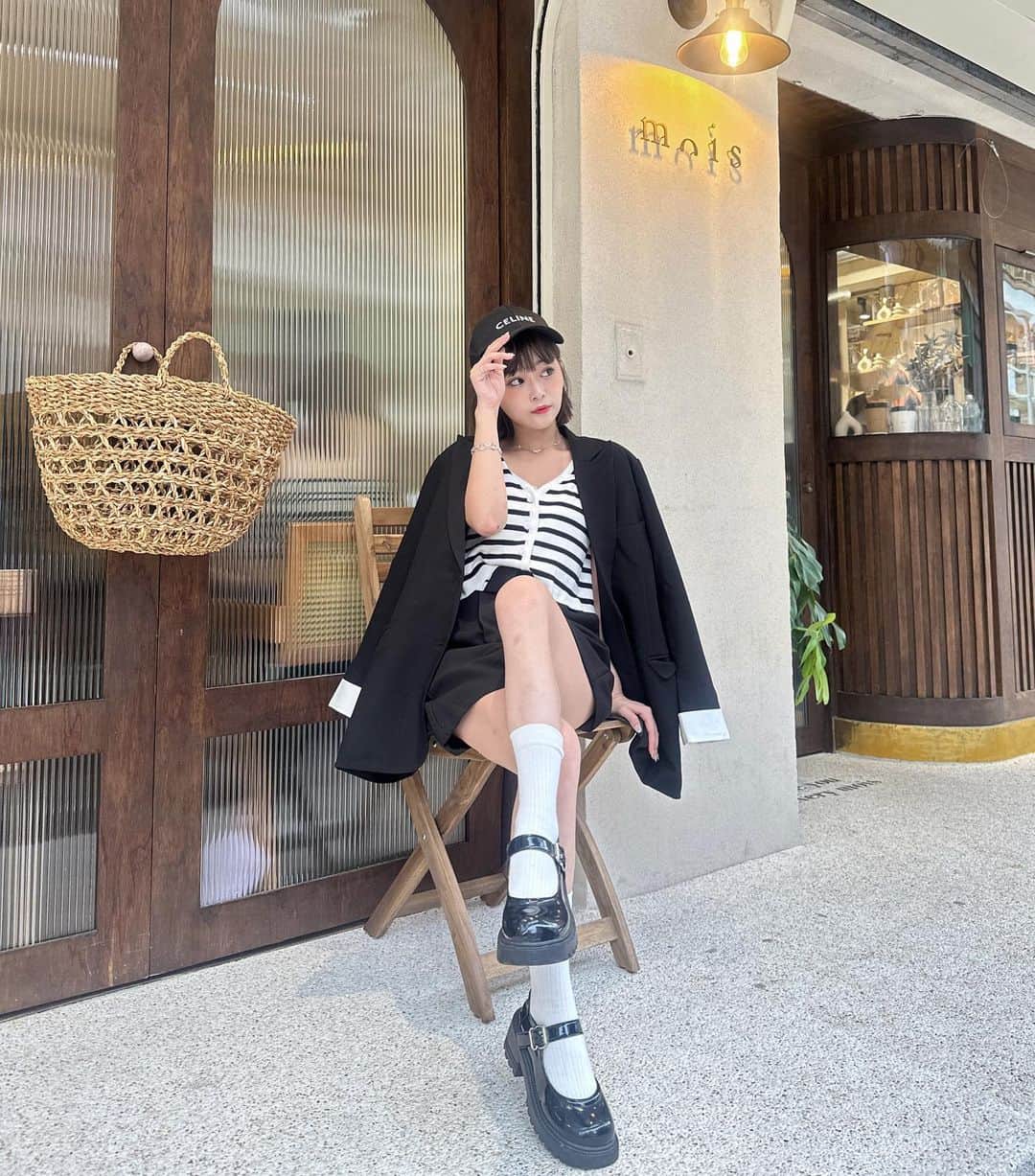 徐薇涵（Wei Han Xu）さんのインスタグラム写真 - (徐薇涵（Wei Han Xu）Instagram)「擁有一件帥氣的西外啦 版型是寬鬆舒服的 然後下擺做開岔 袖口是可拆式撞色設計 搭配反折腰頭短褲休閒時尚感🖤 現在到 @lovfee 官網輸入 折扣碼：【pig】英文全部小寫 所有商品全館9折 ❌特價品除外 折扣碼使用期限：9/25-10/8喲  #lovfee #lovfeegirl #lovfeestyle」9月25日 23時01分 - pppig
