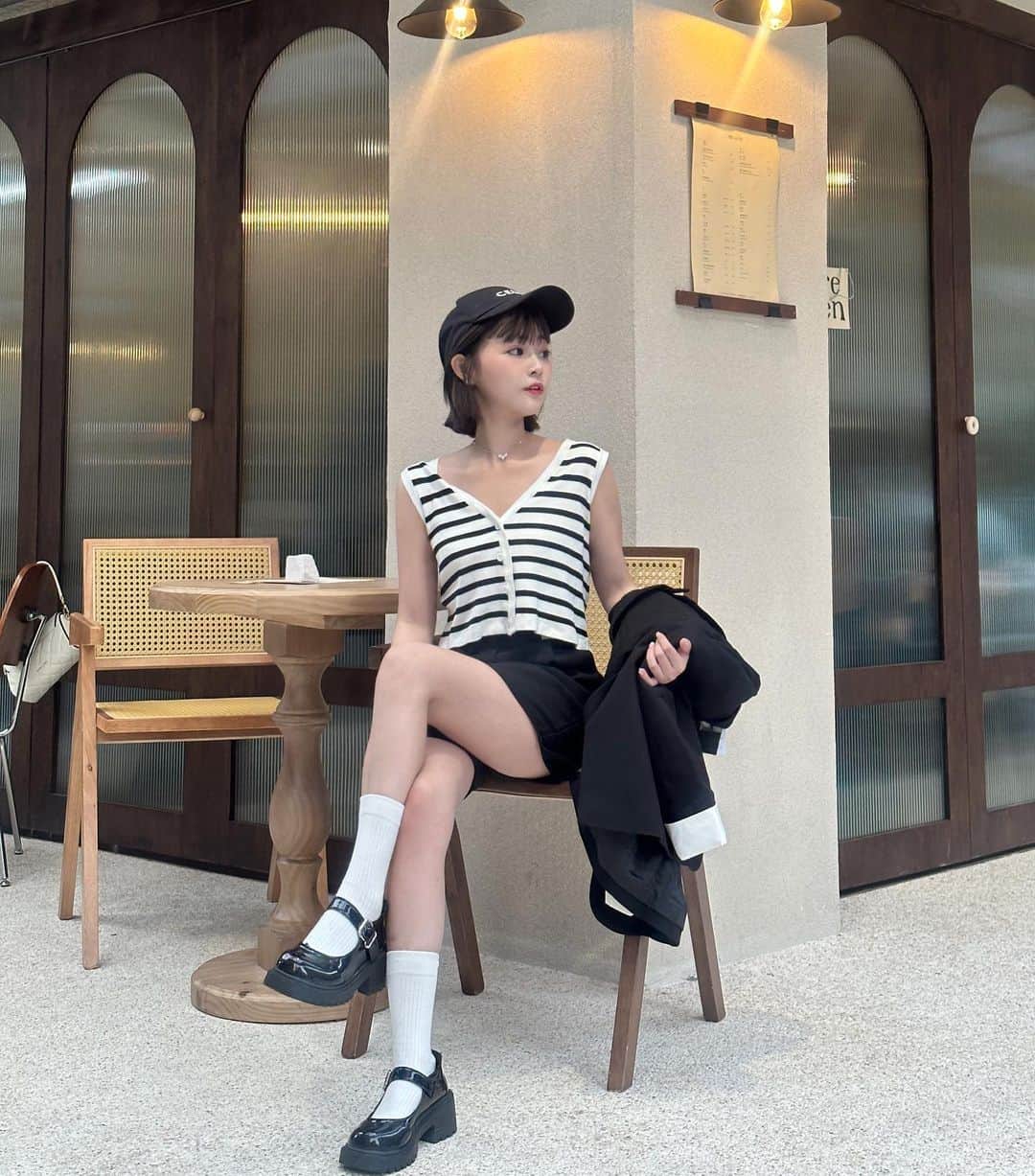徐薇涵（Wei Han Xu）さんのインスタグラム写真 - (徐薇涵（Wei Han Xu）Instagram)「擁有一件帥氣的西外啦 版型是寬鬆舒服的 然後下擺做開岔 袖口是可拆式撞色設計 搭配反折腰頭短褲休閒時尚感🖤 現在到 @lovfee 官網輸入 折扣碼：【pig】英文全部小寫 所有商品全館9折 ❌特價品除外 折扣碼使用期限：9/25-10/8喲  #lovfee #lovfeegirl #lovfeestyle」9月25日 23時01分 - pppig