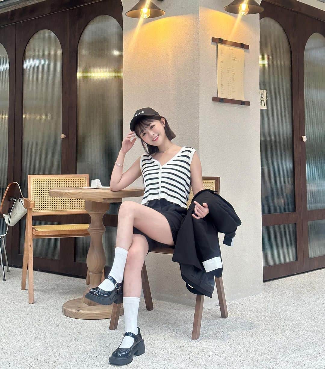 徐薇涵（Wei Han Xu）さんのインスタグラム写真 - (徐薇涵（Wei Han Xu）Instagram)「擁有一件帥氣的西外啦 版型是寬鬆舒服的 然後下擺做開岔 袖口是可拆式撞色設計 搭配反折腰頭短褲休閒時尚感🖤 現在到 @lovfee 官網輸入 折扣碼：【pig】英文全部小寫 所有商品全館9折 ❌特價品除外 折扣碼使用期限：9/25-10/8喲  #lovfee #lovfeegirl #lovfeestyle」9月25日 23時01分 - pppig