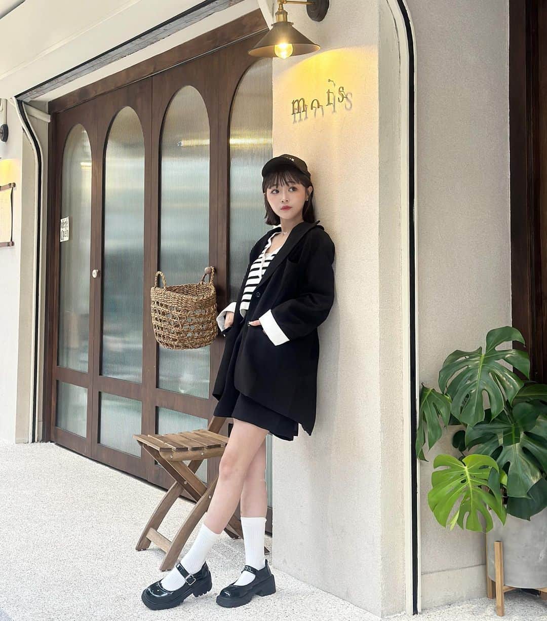 徐薇涵（Wei Han Xu）さんのインスタグラム写真 - (徐薇涵（Wei Han Xu）Instagram)「擁有一件帥氣的西外啦 版型是寬鬆舒服的 然後下擺做開岔 袖口是可拆式撞色設計 搭配反折腰頭短褲休閒時尚感🖤 現在到 @lovfee 官網輸入 折扣碼：【pig】英文全部小寫 所有商品全館9折 ❌特價品除外 折扣碼使用期限：9/25-10/8喲  #lovfee #lovfeegirl #lovfeestyle」9月25日 23時01分 - pppig