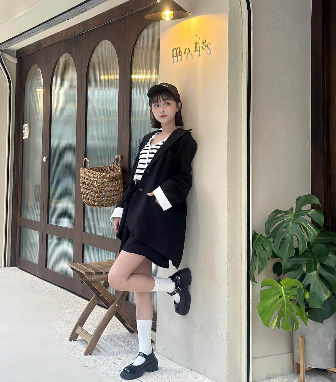 徐薇涵（Wei Han Xu）さんのインスタグラム写真 - (徐薇涵（Wei Han Xu）Instagram)「擁有一件帥氣的西外啦 版型是寬鬆舒服的 然後下擺做開岔 袖口是可拆式撞色設計 搭配反折腰頭短褲休閒時尚感🖤 現在到 @lovfee 官網輸入 折扣碼：【pig】英文全部小寫 所有商品全館9折 ❌特價品除外 折扣碼使用期限：9/25-10/8喲  #lovfee #lovfeegirl #lovfeestyle」9月25日 23時01分 - pppig
