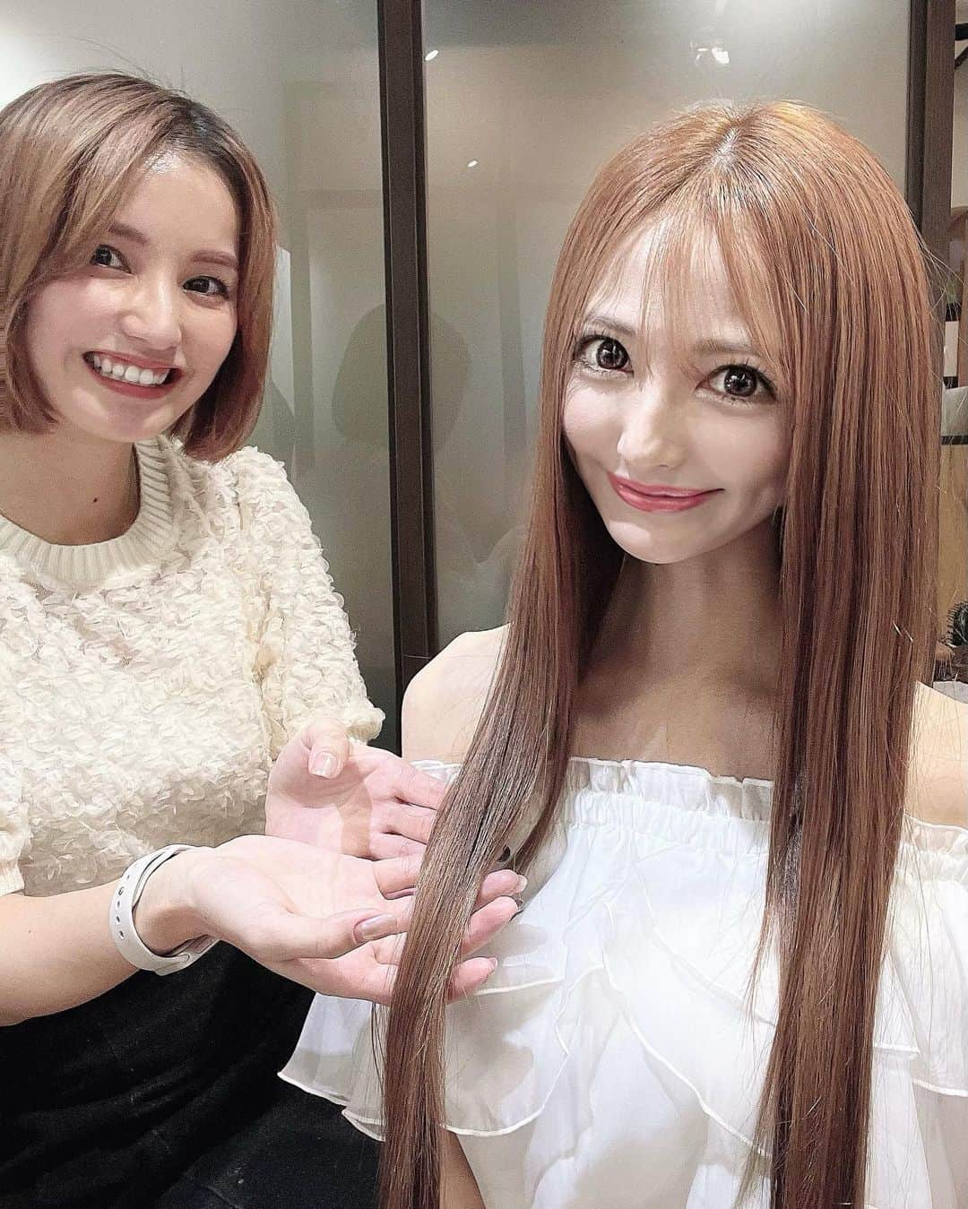 寿リリカさんのインスタグラム写真 - (寿リリカInstagram)「♡ ちゅやちゅや🤩✨✨✨ クリスタルRHASエクソソームの輝き💖 カラーと頭浸浴もしてもらたよ🥰💓 ほんのりピンクブラウンヘア🩷🩷🤎 ♡ ホームケアもRrsalonのグロスティファイでサラサラキープ中😘💗✨✨ ♡ 名古屋栄店 @botanium_rrsalon ✂️ 担当 @aamm_scissor 🎀 あむちゃんありがとうございます💕 ♡ #スーパーロング #スーパーロングヘア #ロングヘア #ヘアサロン #ヘアサロン名古屋 #rrsalon」9月25日 23時01分 - ririkakotobuki