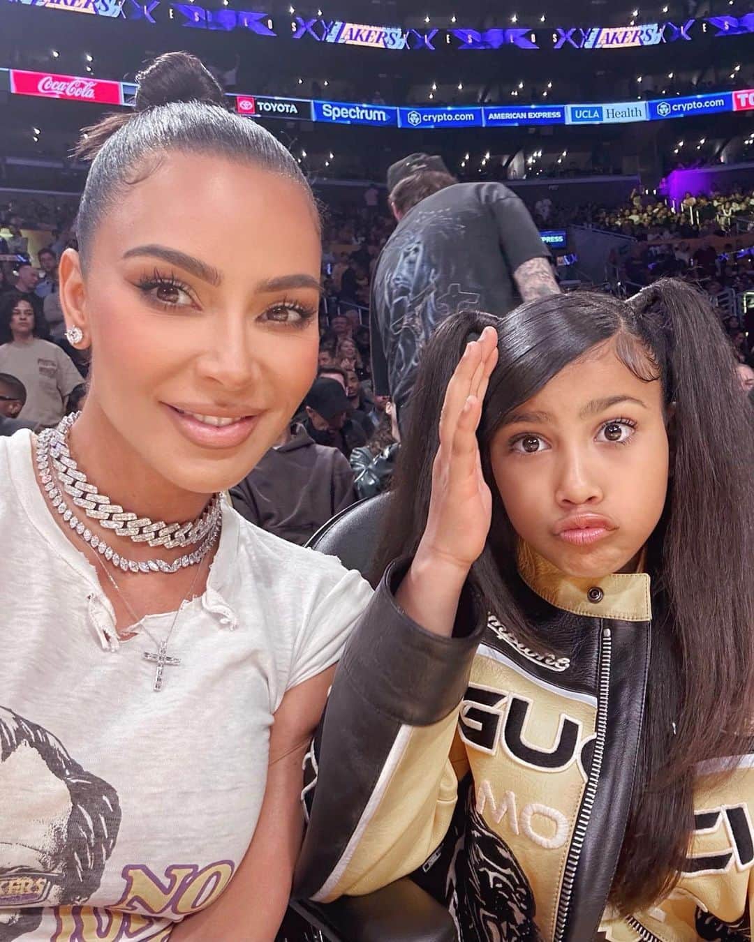 Cosmopolitanのインスタグラム：「Kim Kardashian and North West showed up at Kourtney's baby shower in the cutest matching outfits. 🥹 See the pics at the link in bio.  #rg @kimkardashian」