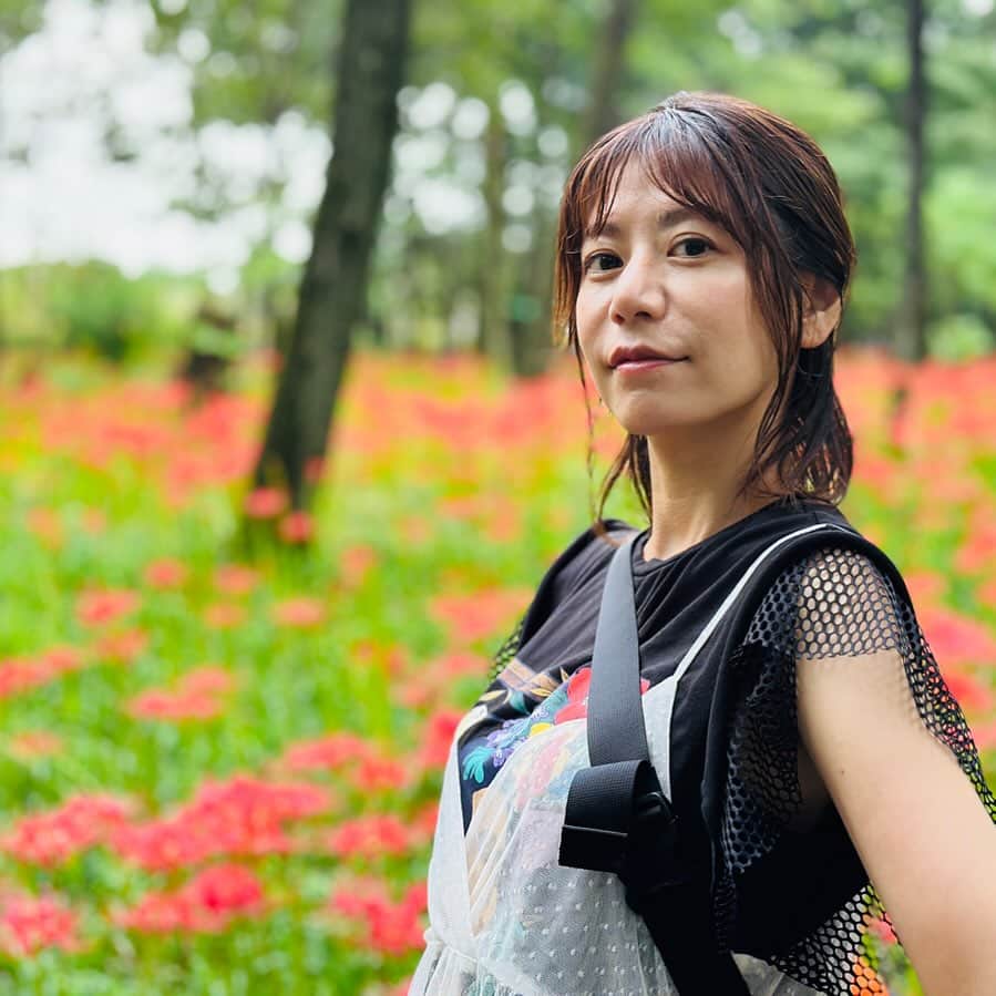 サトウヒロコのインスタグラム：「📝 好きな服を着て好きな場所へ行き好きな人に会う  簡単なことなのに やめる理由ばかり探してしまうものですよね。 やめることもやめないことも自由なのだから、  好きな服を着たいし 好きな場所へ行きたいし 好きな人に会いたい  愛おしくて可愛い  お気に入りの写真が撮れたので 新しい宣材写真が届くまで こちらをアイコンにしておきますね🥰  #サトウヒロコ #シンガーソングライター #シンガー #弾き語り #ミュージシャン #音楽  #fridakahlo」