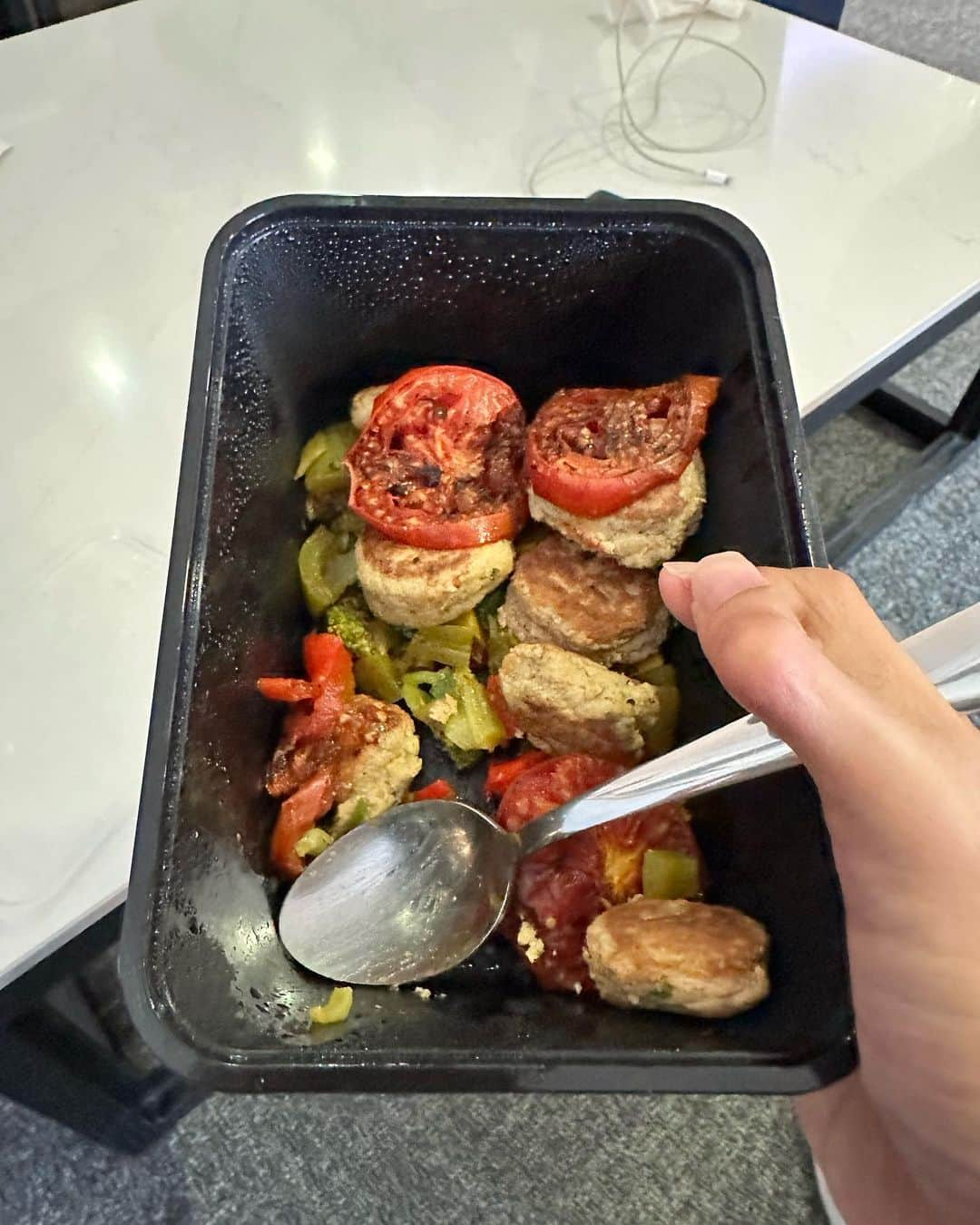 リティク・ローシャンさんのインスタグラム写真 - (リティク・ローシャンInstagram)「Eating cold pre packed home cooked healthy meals while traveling for a shoot sched is a sacrifice I choose to make.   I’m hungry. But sometimes you gotta “stay hungry”  Packed 6 boxes in my carry on luggage. Each meal was around 130gm protein (cooked weight)+ veggies. One meal every 3 hours.   What sacrifices did you guys make today towards your goals ?   #stayhealthy #staystrong  #stayhungry」9月25日 22時55分 - hrithikroshan