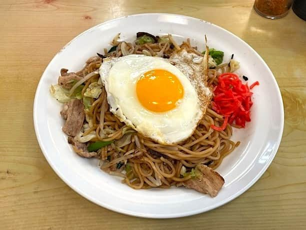 小野瀬雅生さんのインスタグラム写真 - (小野瀬雅生Instagram)「宮城県石巻市の藤や食堂でとくせい焼きそばウマウマウー☆昭和20年代創業☆石巻焼きそばの元祖☆とくせいは特製☆具材（肉・玉子・やさい）全部入り☆麺が茶色いのはソースでなく二度蒸しによる麺自体の色☆魚介出汁で蒸し焼き☆ソース後がけ☆こりゃウマイ☆卓上の醤油と七味唐辛子で魚介出汁クローズアップ☆崩れた黄身が麺と絡んでサイコー☆ニラ入っていてナイスアクセント♫ #石巻焼きそば #とくせい焼きそば #藤や食堂 #宮城県石巻市 #小野瀬雅生 #onosemasao #ウマウマウー #二度蒸し麺 #魚介出汁 #蒸し焼き #とくせい #特製 #肉 #玉子 #やさい #ソース後がけ #懐かしい味 #醤油 #七味唐辛子 #元祖 #焼きそばの果てしなき旅」9月25日 22時57分 - onosemasao