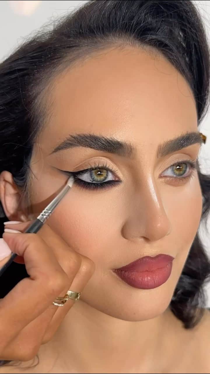 Huda Kattanのインスタグラム：「Get ready to sizzle with @dafineneziri‘s spicy combo of snatched under-eyes, glossy berry lips & fierce liner 🔥 Model @claramlll ❤️ The products in action:  ✨ Easy Bake And Snatch Pressed Powder in Pound Cake, Cherry Blossom Cake & Banana Bread ✨ Easy Bake Loose Setting Powder in Sugar Cookie  ✨ Lip Blush in Berry Kiss  ✨ GloWish Micro Eyeshadow Palette in Amethyst」