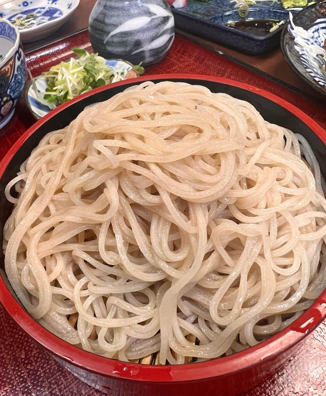 AO のインスタグラム：「蕎麦活💪  来るの2回目 いや3回目か？  丸っこくて細い蕎麦 薬味ネギだけじゃなくて カイワレとミョウガも入って贅沢 いつも通りとろろ  #福島屋#蕎麦#そば屋#渋谷蕎麦#蕎麦活」