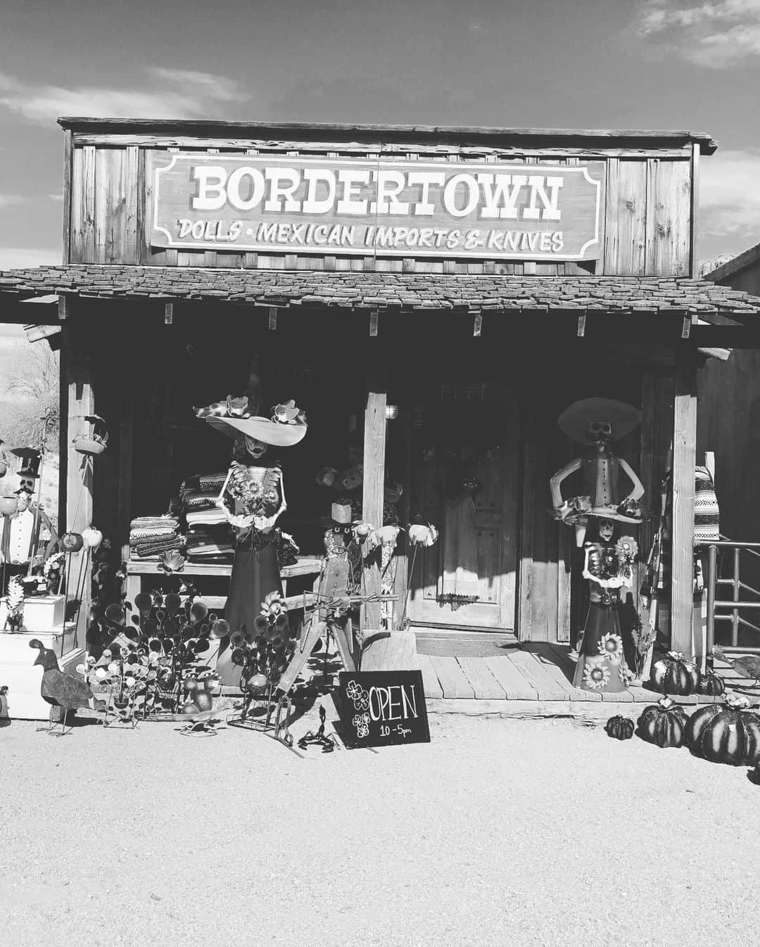 小野美公さんのインスタグラム写真 - (小野美公Instagram)「🌵🌺🌞  ついこの間の事なのに、もう既に9月末🌕時が経つのが早すぎて震える。もうあんまり覚えてない🤣Anyway 楽しかった🤣❤️  #Arizona #ghosttown #シドニーに住む女」9月25日 23時02分 - mikuhead