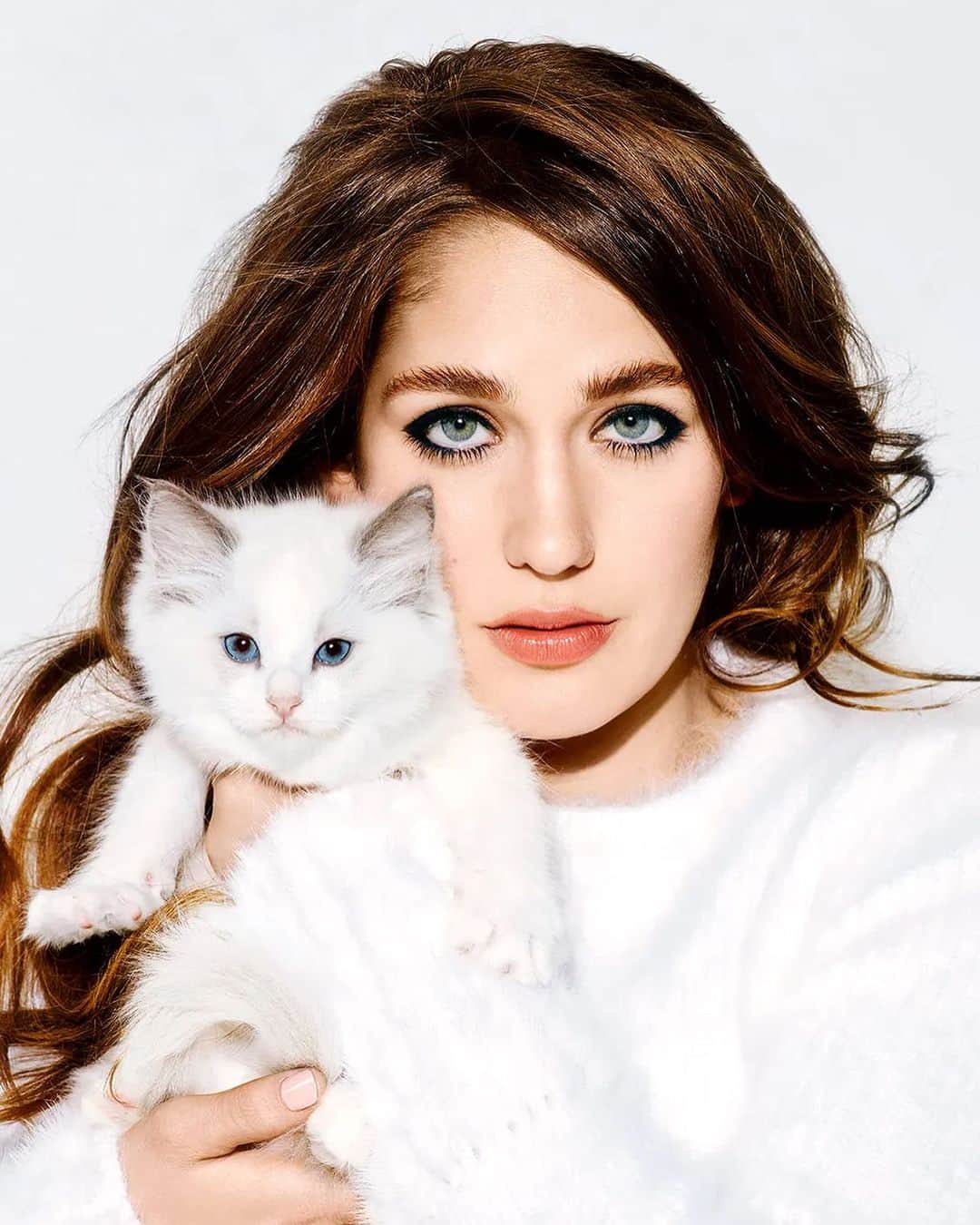 のインスタグラム：「No, I did not agree to help re-house a stray kitten just so I could post this old picture of me holding a very much non-stray kitten from @vanityfair a million years ago BUT I did so I have. See stories for info ❤️」