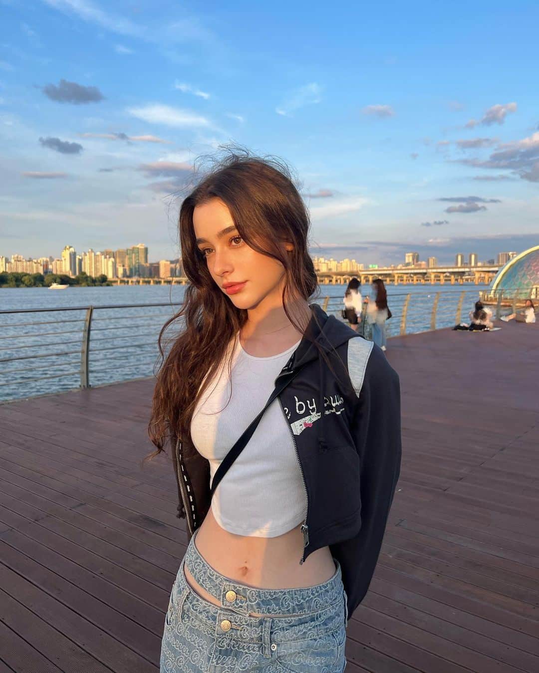 ダシャ・テゥアランのインスタグラム：「나랑 피크닉 할래용?~ why don't we have a picnic together?  ˚˖𓍢ִ໋🌷͙֒✧˚.🎀༘⋆」