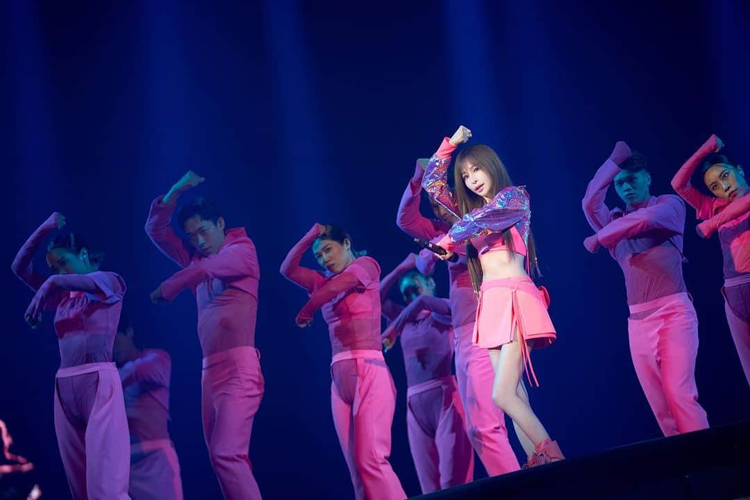 王心凌（Cyndi Wang）のインスタグラム：「演唱會已經結束24個小時了💖 本來叫王大龍交代你們要小心上癮☝🏻 我覺得現在我和你們一起上癮了💘  結束演唱會之後 還在那個亢奮裡 雖然想好好睡一個覺 但是回來看你們發的文字和照片 越看越興奮 反而好晚好晚才睡  回想這兩個美好的甜蜜的晚上 第一天是專屬於我跟你們的二十週年首演的日子❤️ 有所有最初的感動還有一起享受Sugar High的所有歡呼聲🎉  第二天，有 @jessica.syj 一起給你們超甜驚喜💕  兩場演唱會怎麼這麼快就過去了～～  我很高興你們喜歡這場演唱會 還有很多場 很快就會到來 好期待再一次和你們一起 全糖上癮  👗： @maisonvalentino  @shushu__tong  @versace」