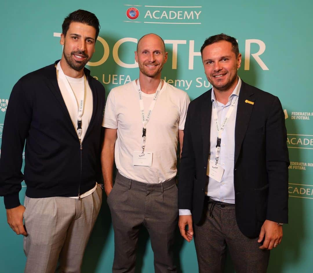 ベネディクト・ヘーヴェデスのインスタグラム：「Together! The @uefa_official Academy Summit, Bucharest 2023 @sami_khedira6 #vladmunteanu」